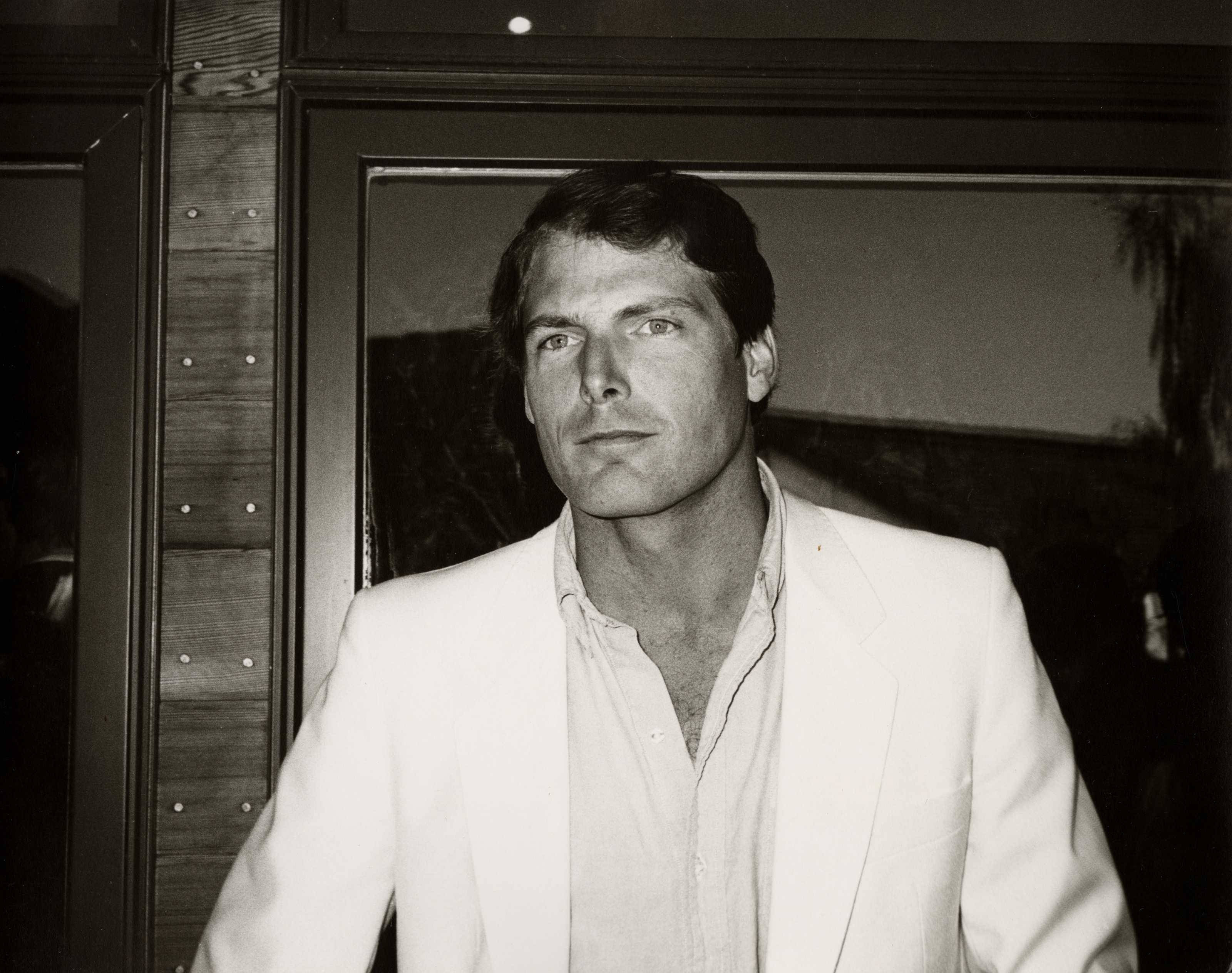 Christopher Reeve, white suit jacket, open shirt, 2K Desktop Wallpaper