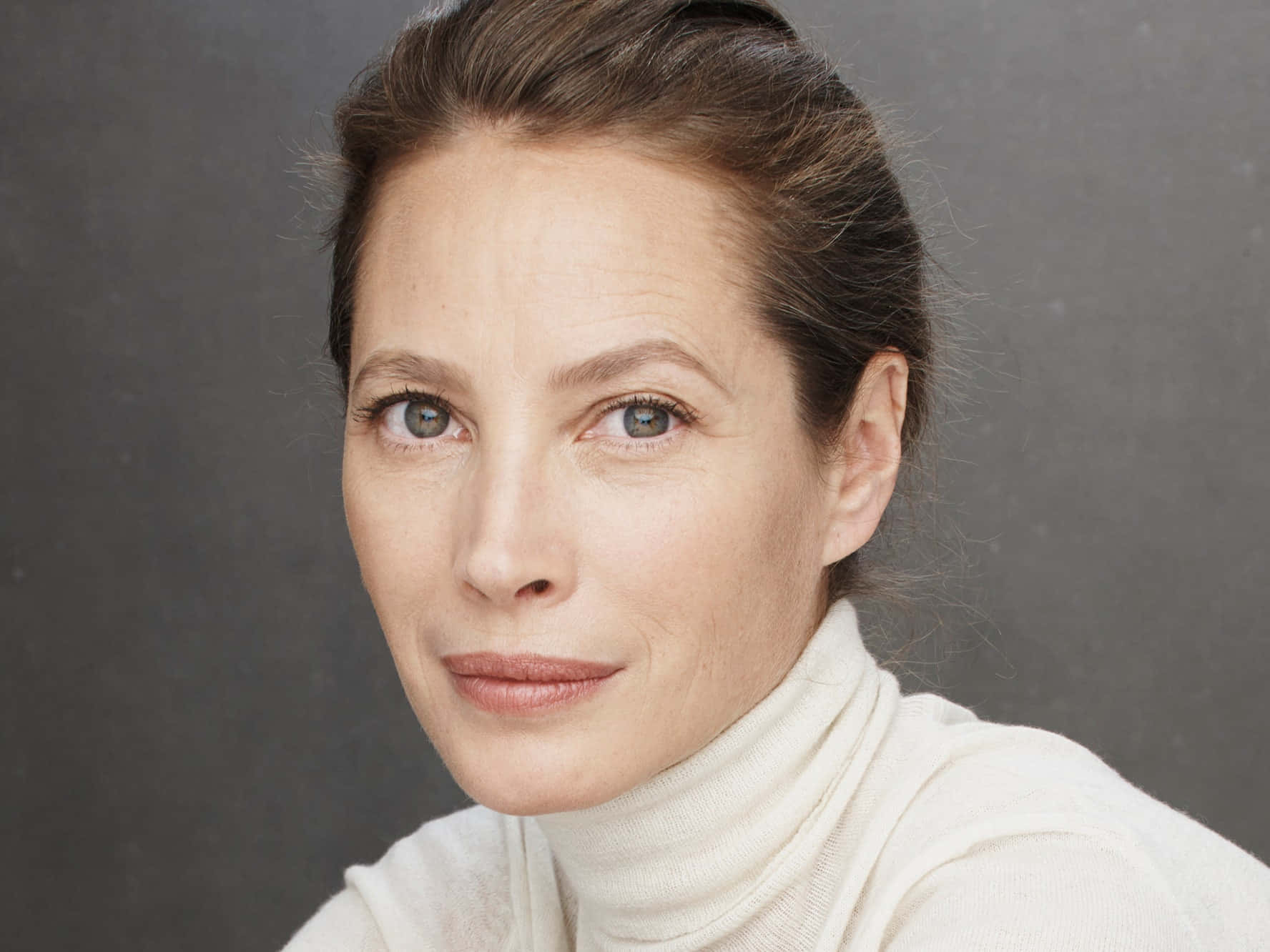 Christy Turlington, cream turtleneck, muted gray background, HD Desktop Wallpaper