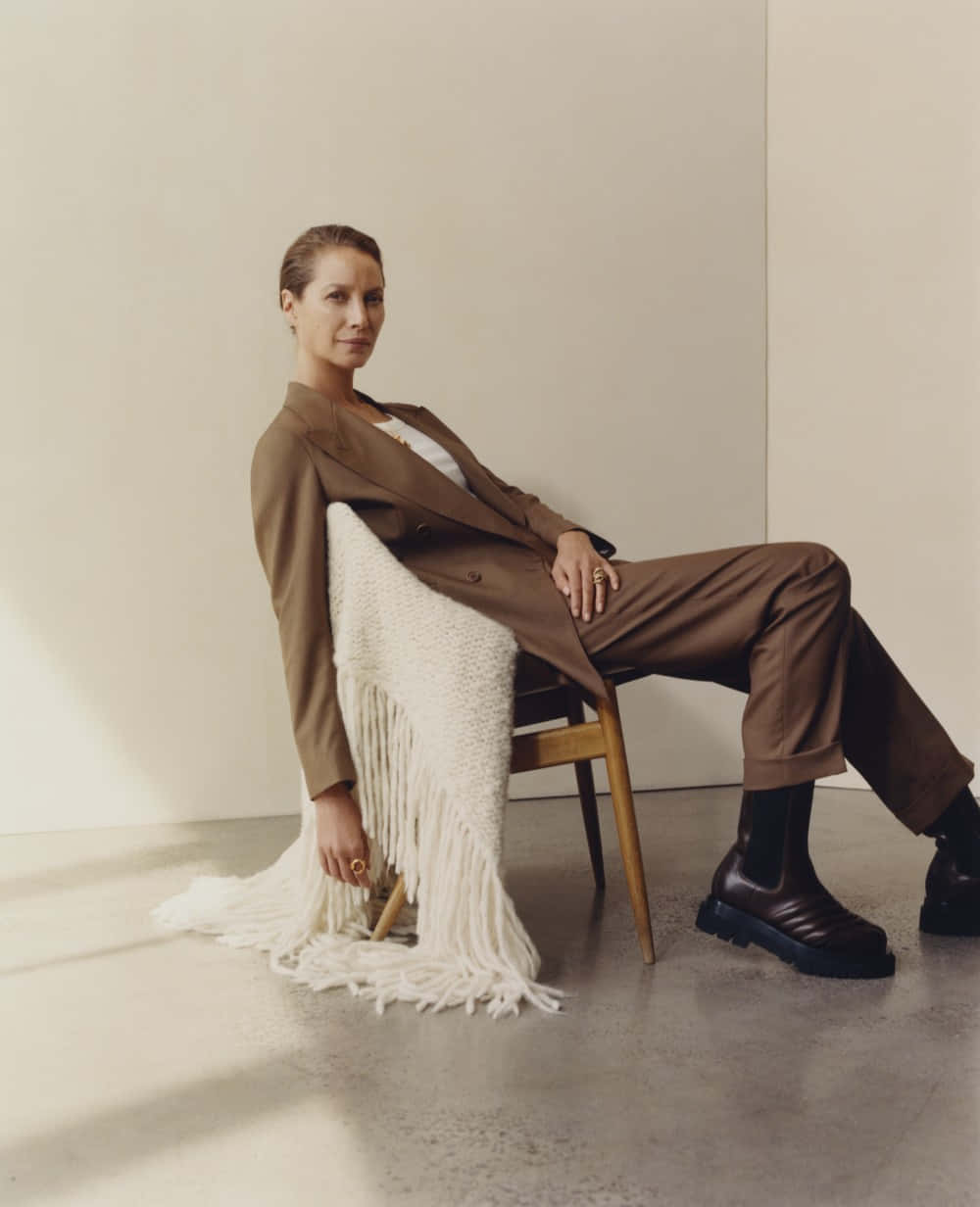 Christy Turlington, brown suit, white fringed blanket, SD Phone Wallpaper