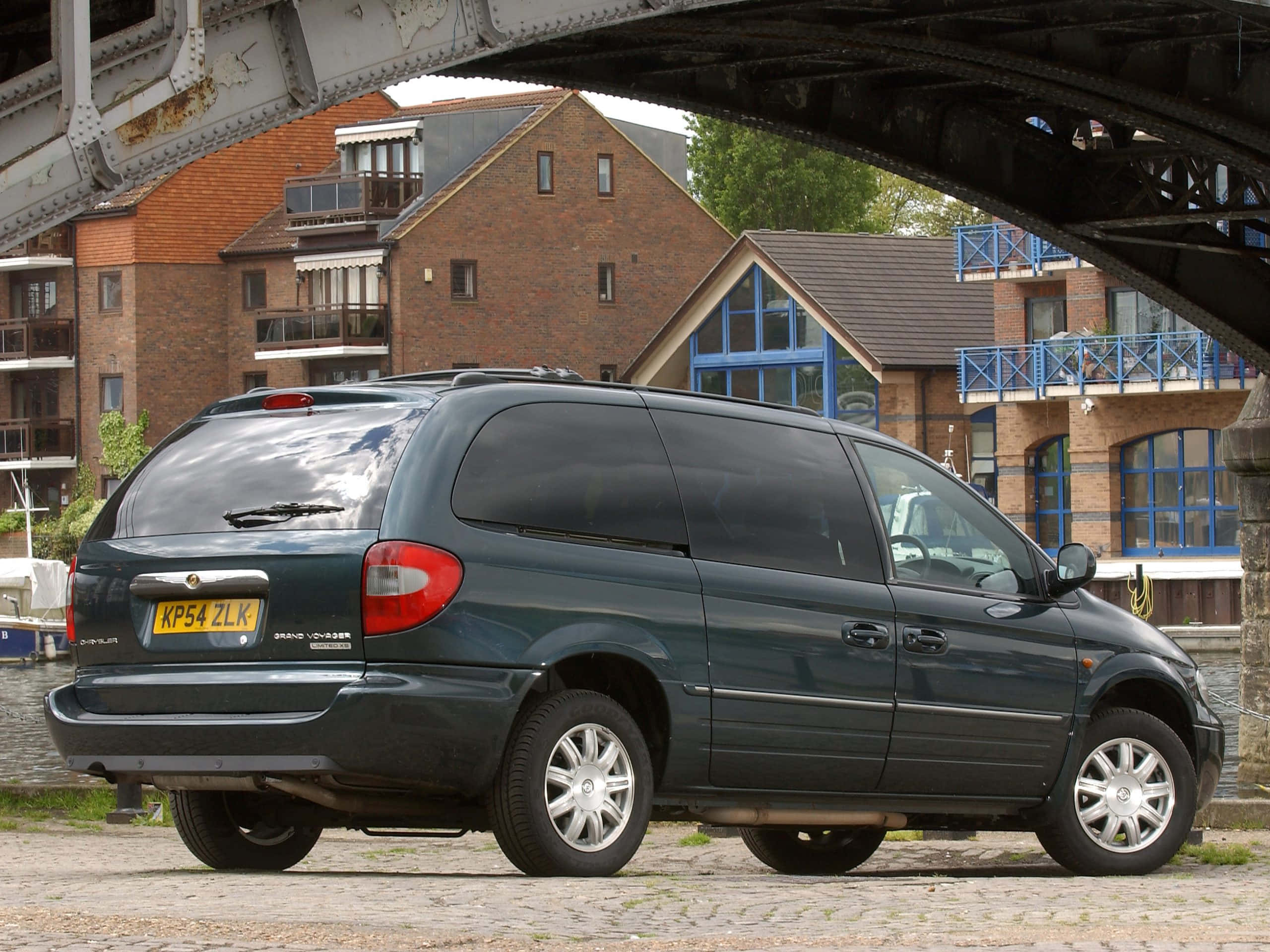 Chrysler Voyager, dark green, cobblestones, 2K Desktop Wallpaper