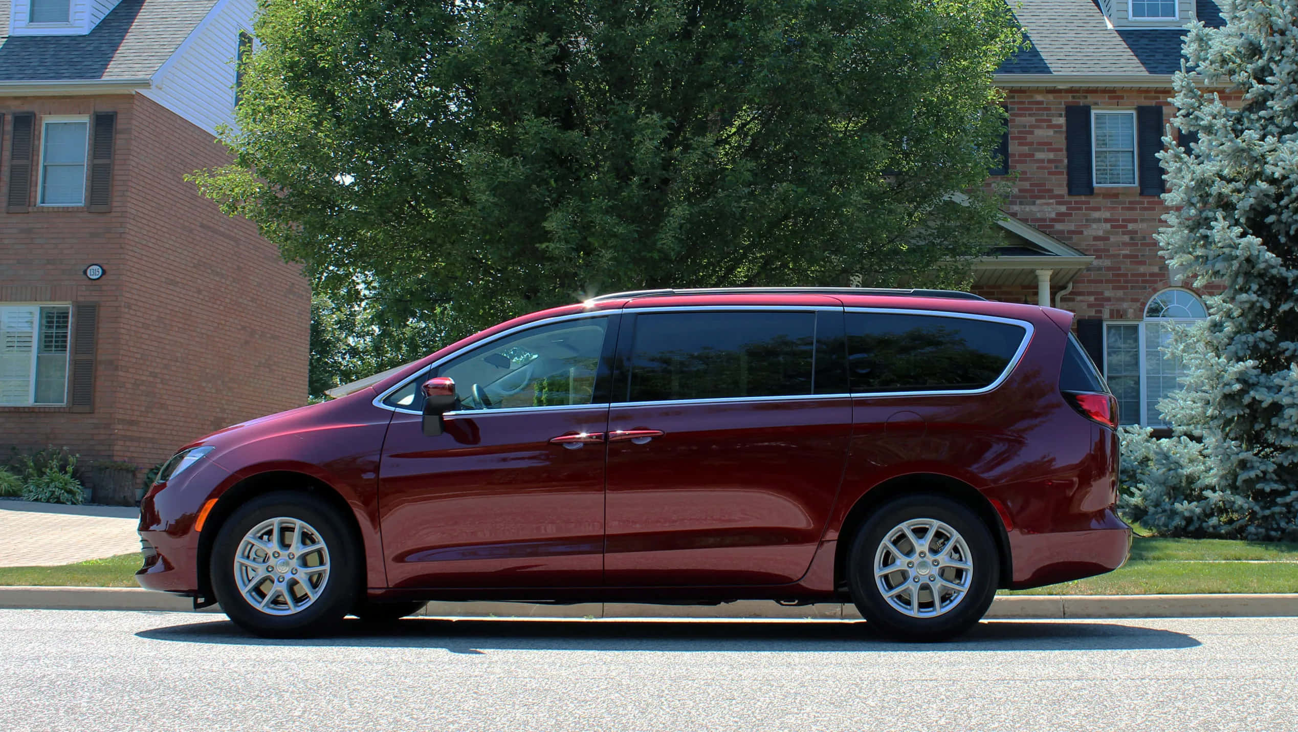 Chrysler Voyager, glossy maroon, suburban street, Full HD Desktop Wallpaper