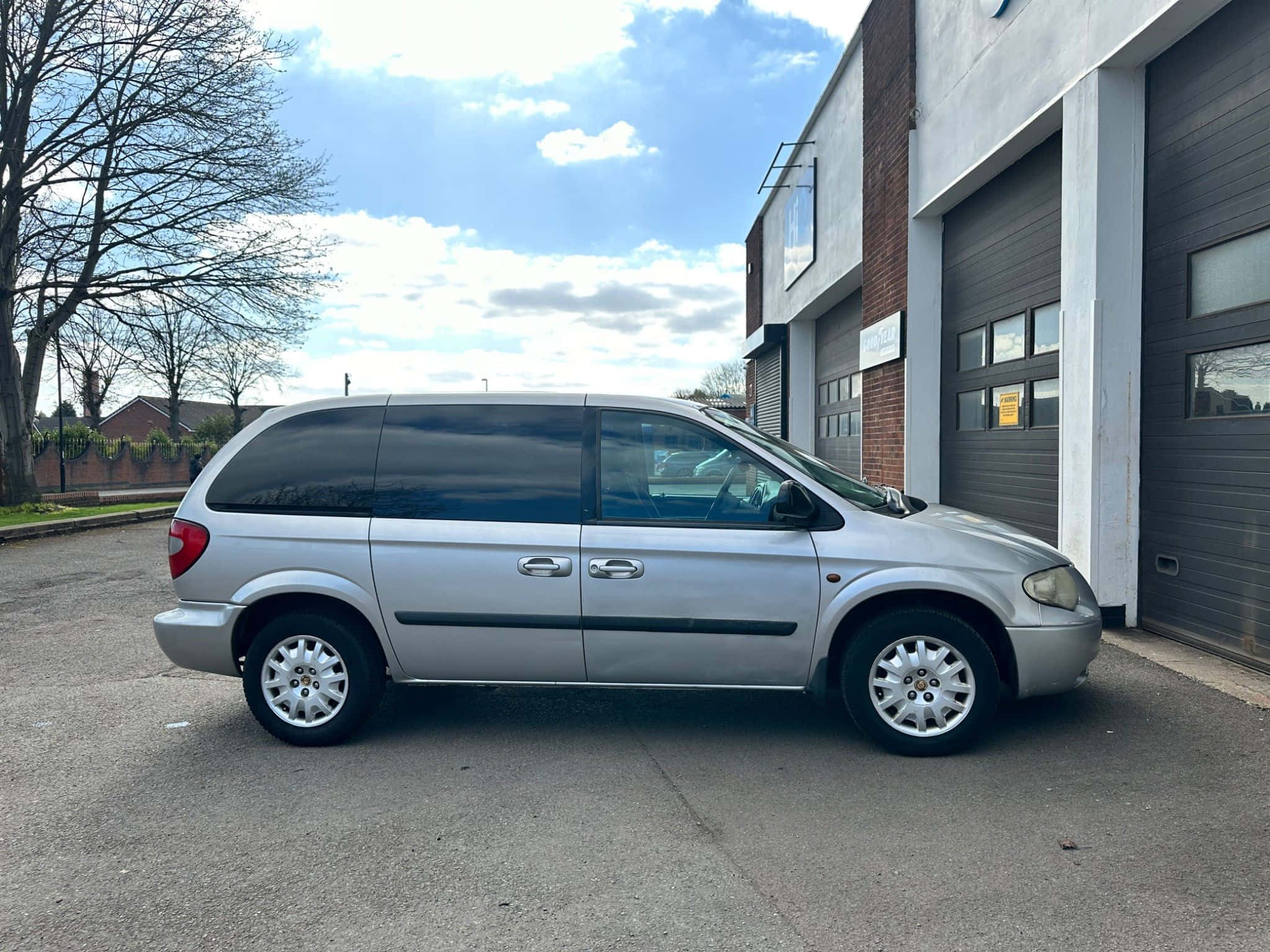 Chrysler Voyager, silver, modern industrial building, Full HD Desktop Wallpaper