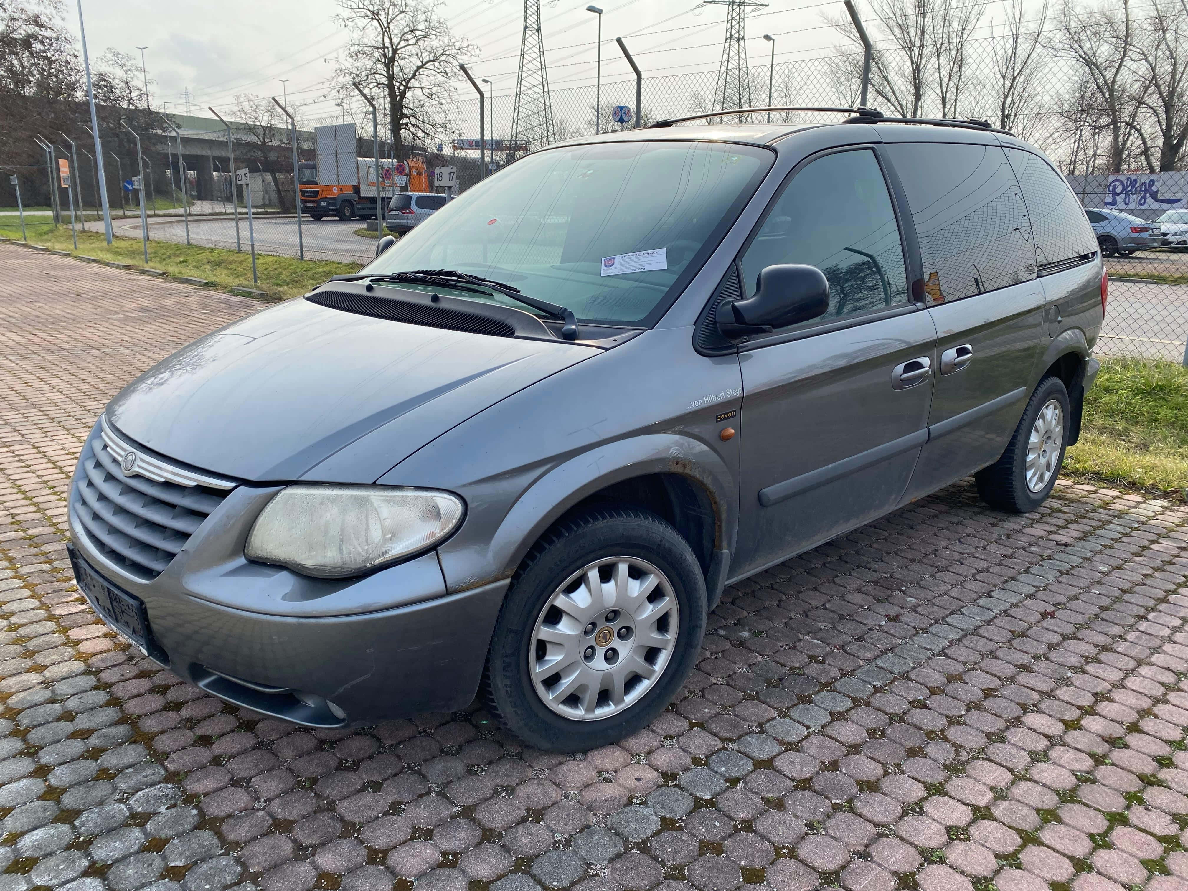 Chrysler Voyager, gray minivan, wet cobblestone lot, 4K Desktop Wallpaper