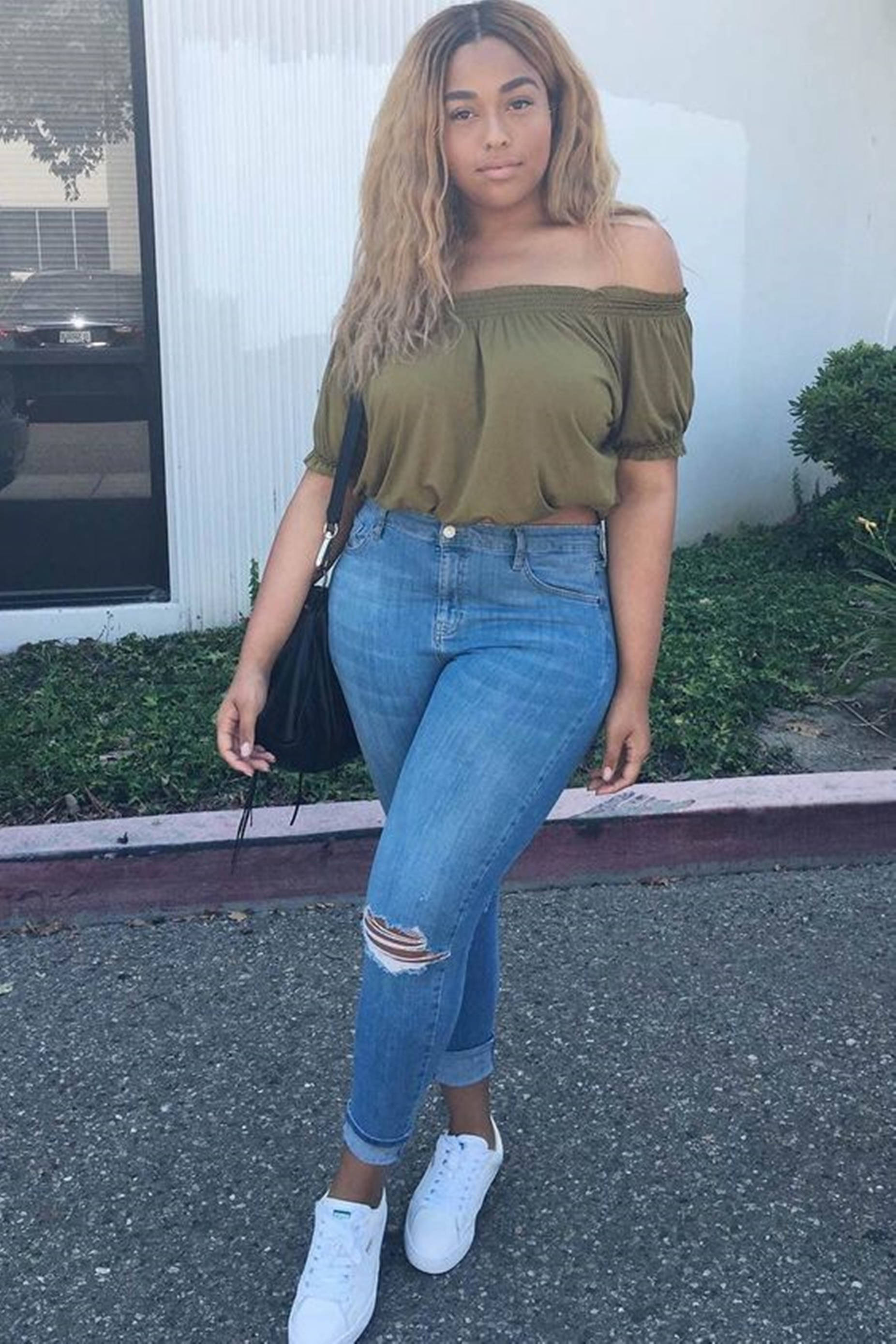 blonde chubby teen, ripped jeans, green off-shoulder top, 2K Phone Wallpaper