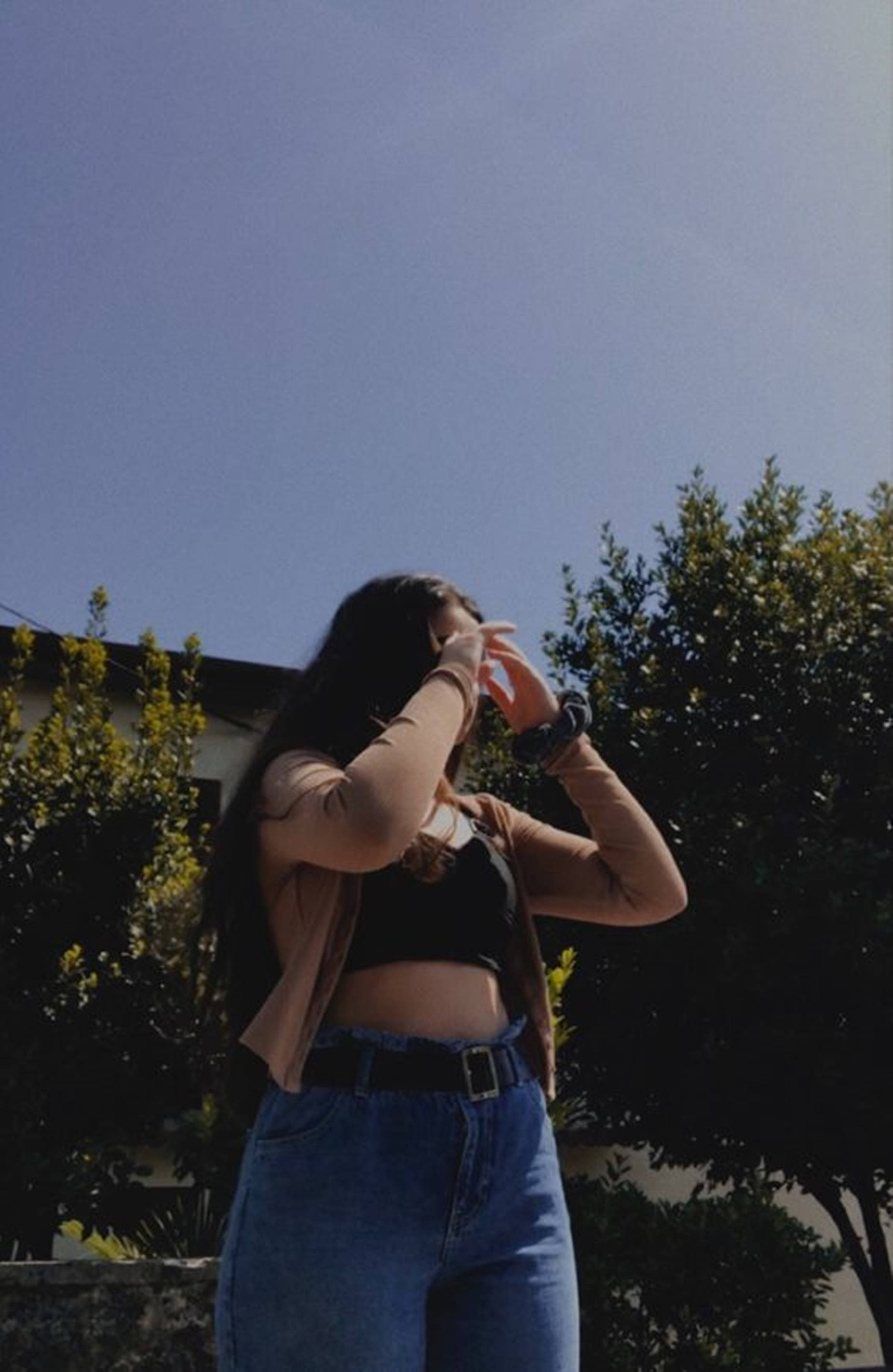 chubby teen, dark denim jeans, crop top, 2K Phone Wallpaper