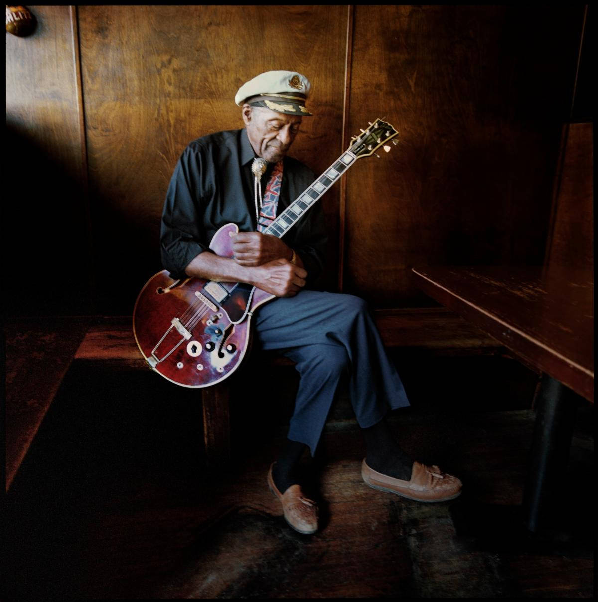 Chuck Berry, sunburst electric guitar, captain's hat, SD Phone Wallpaper