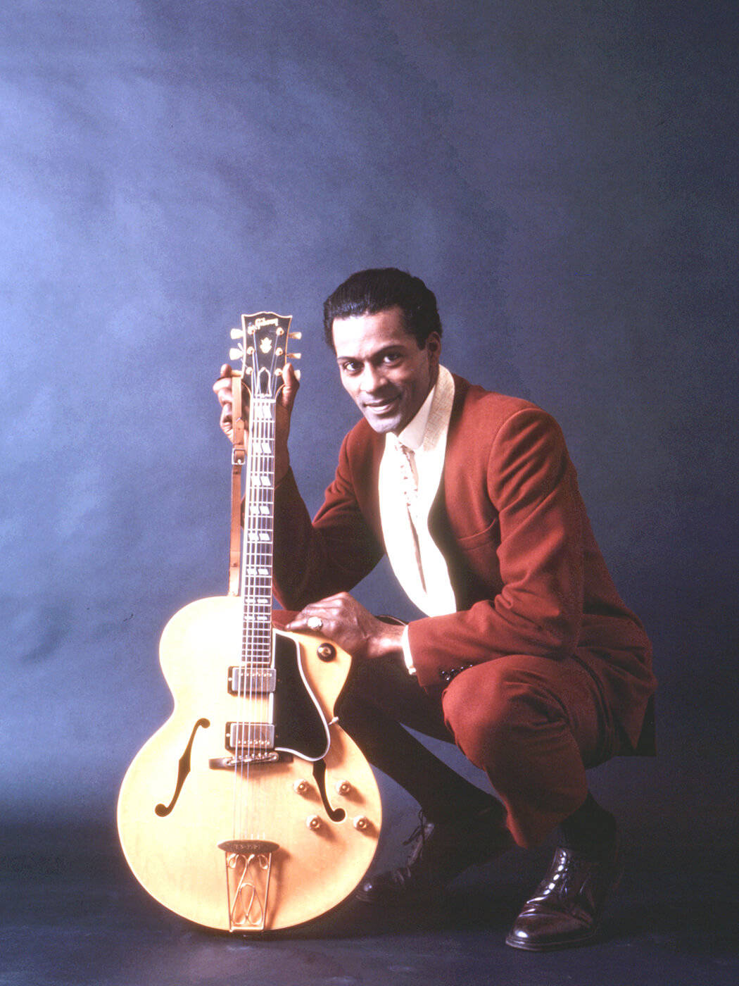 Chuck Berry, red suit, light wood hollow body electric guitar, HD Phone Wallpaper