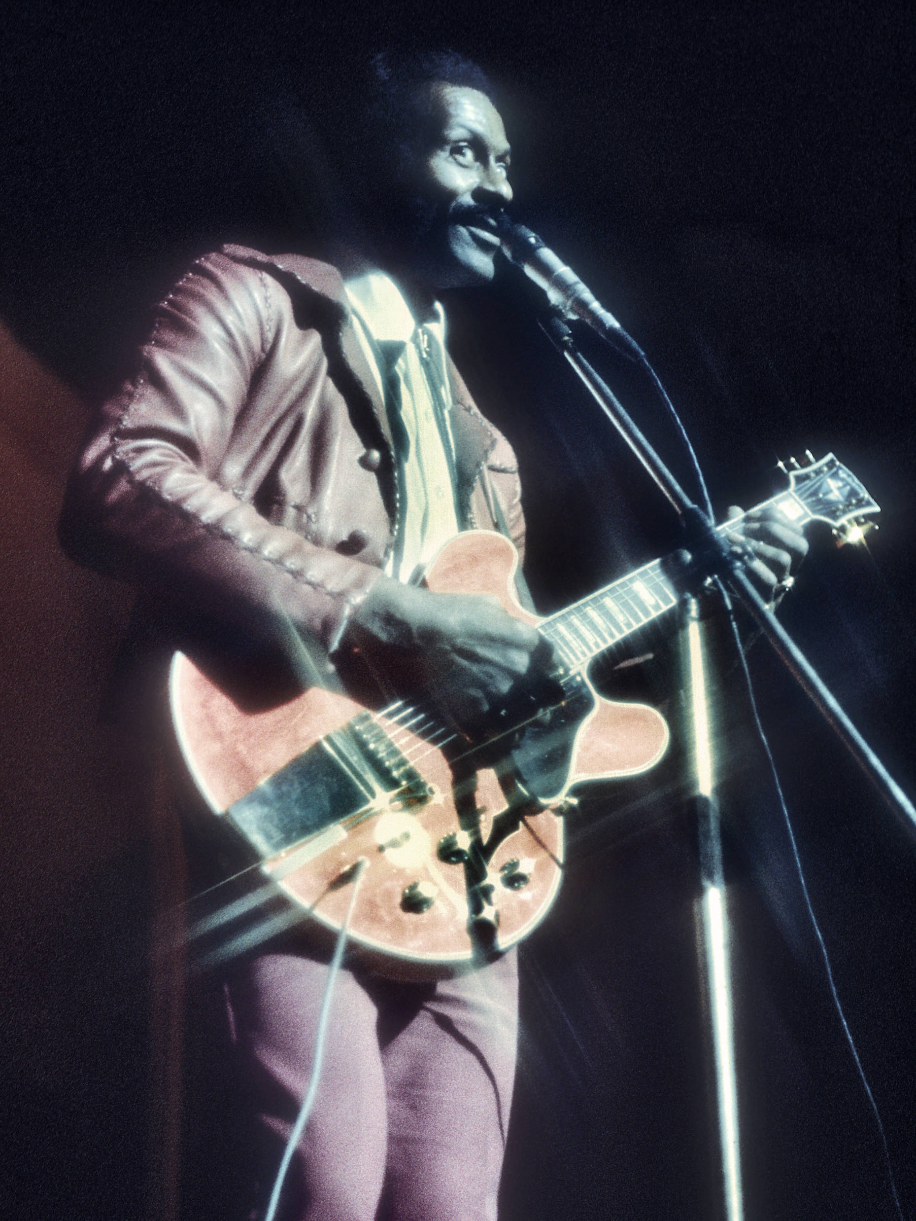 Chuck Berry, all red, sunburst electric guitar, Full HD Phone Wallpaper