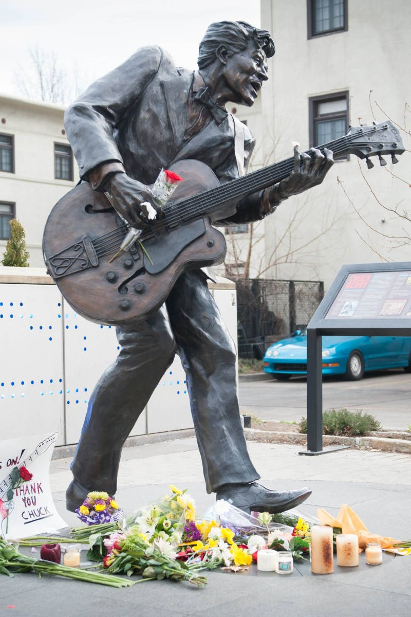 Chuck Berry, bronze statue, guitar, SD Phone Wallpaper