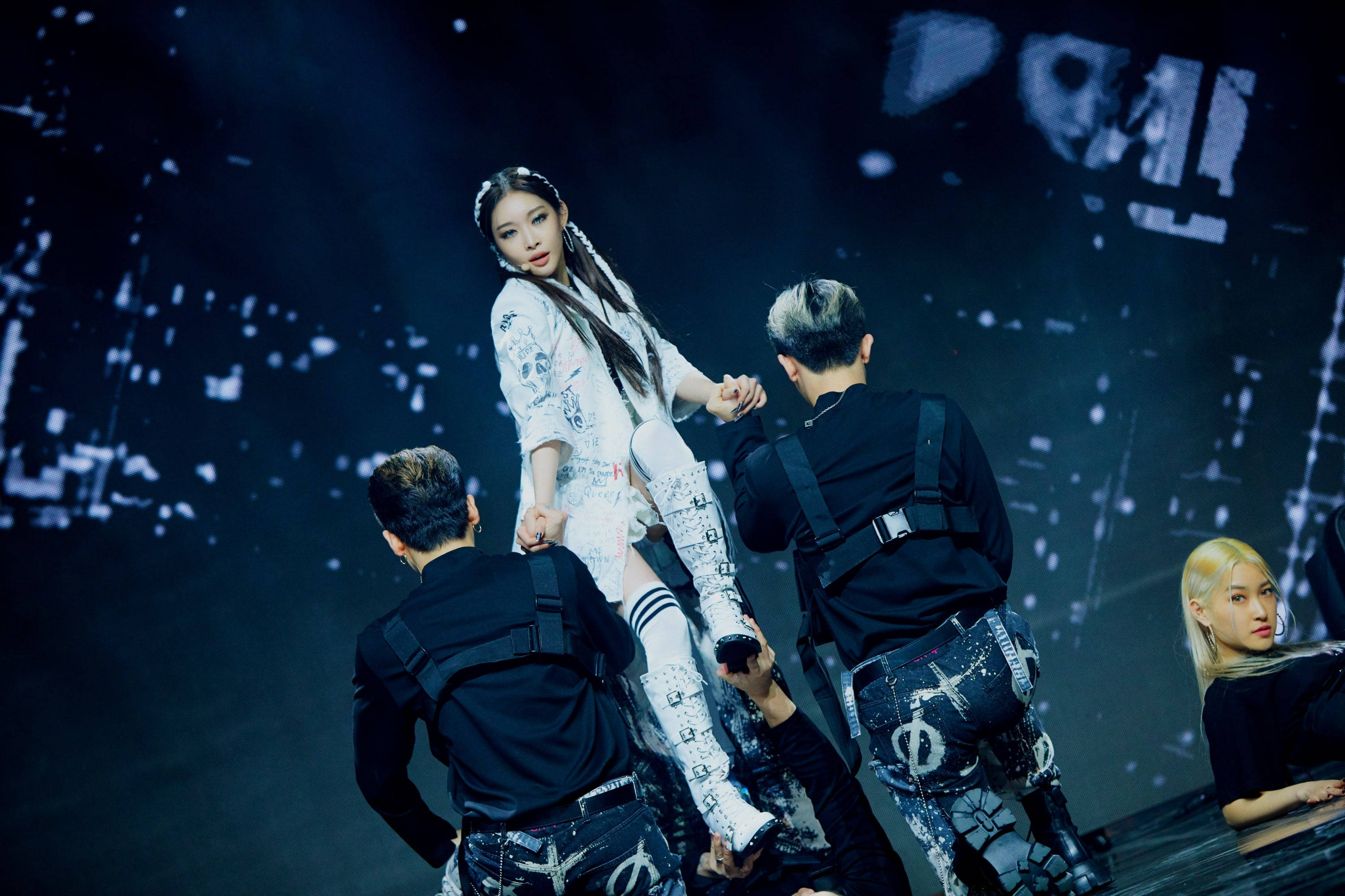 Chungha, white, dark stage, 2K Desktop Wallpaper