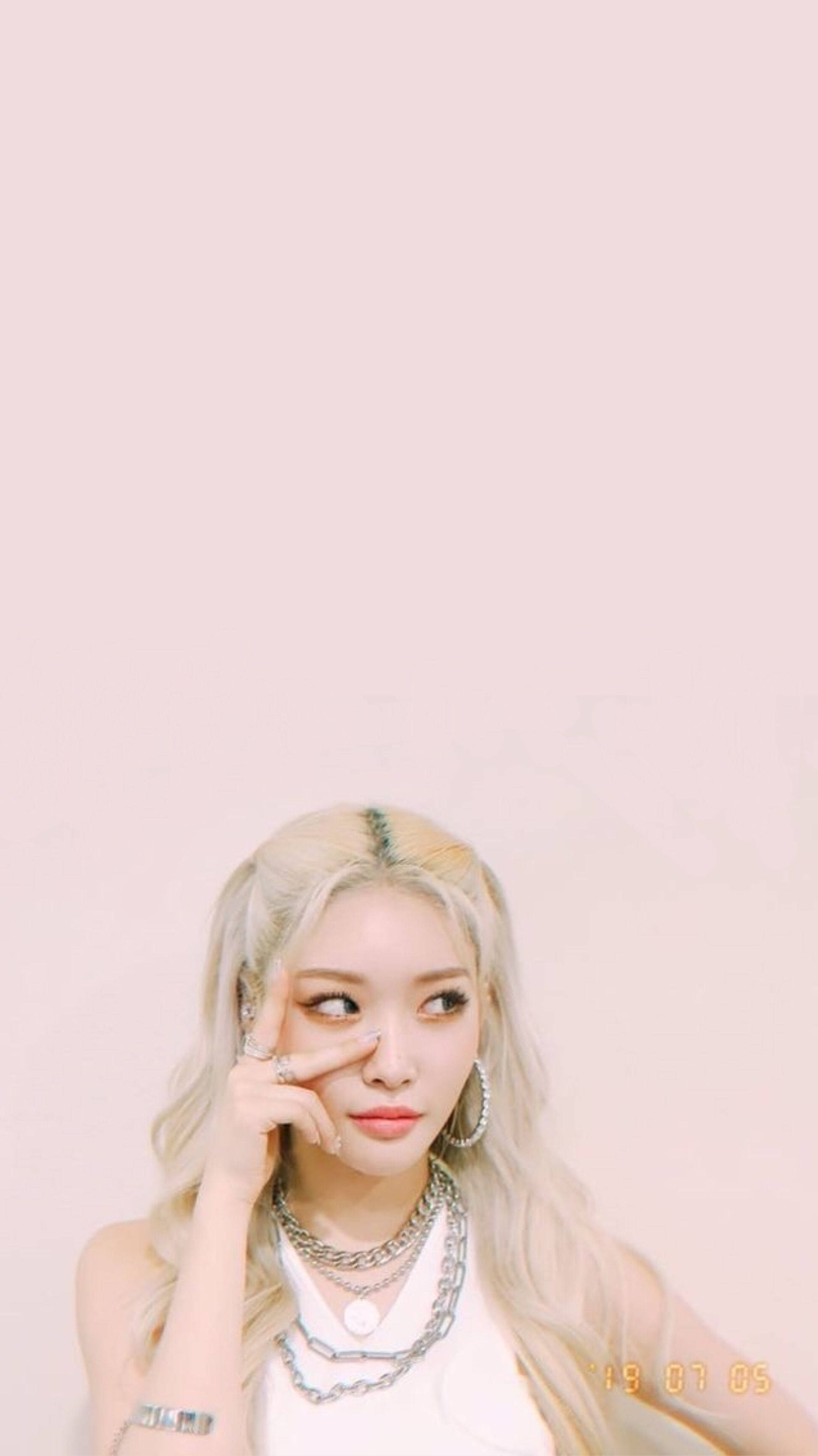 Chungha, platinum blonde hair, silver jewelry, 2K Phone Wallpaper