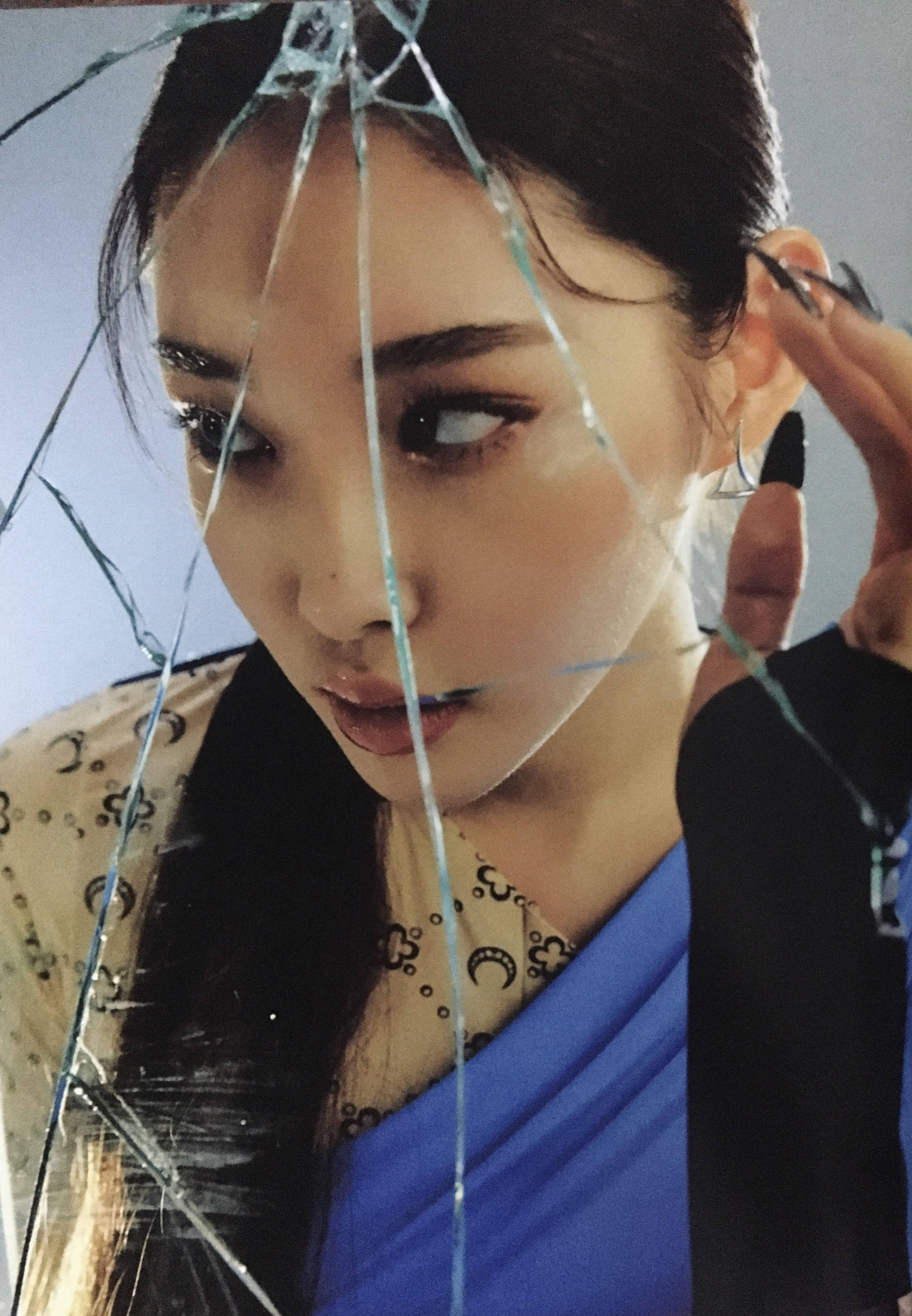 Chungha, dark hair, bold makeup, 2K Phone Wallpaper