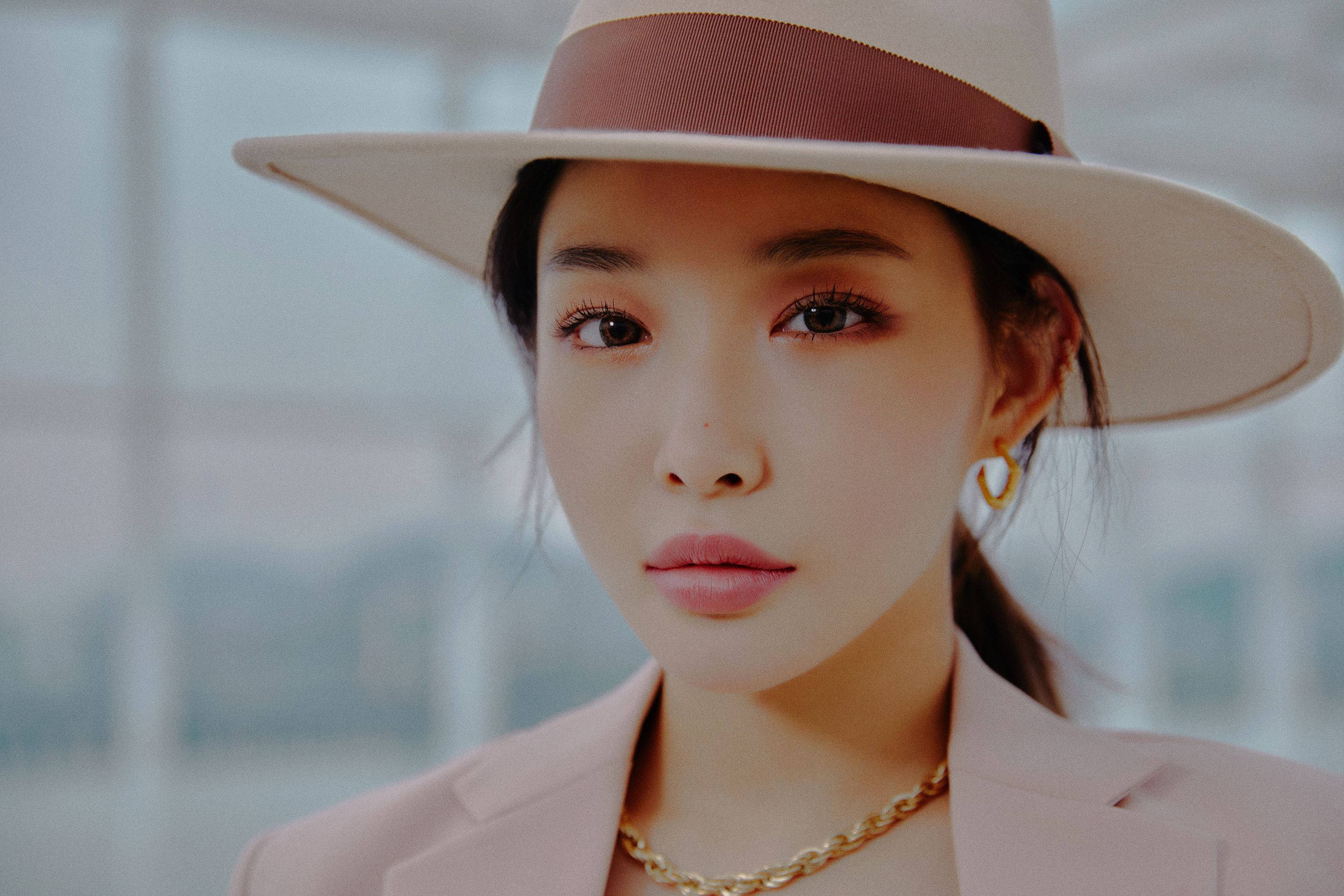 Chungha, beige hat, pink blazer, 2K Desktop Wallpaper