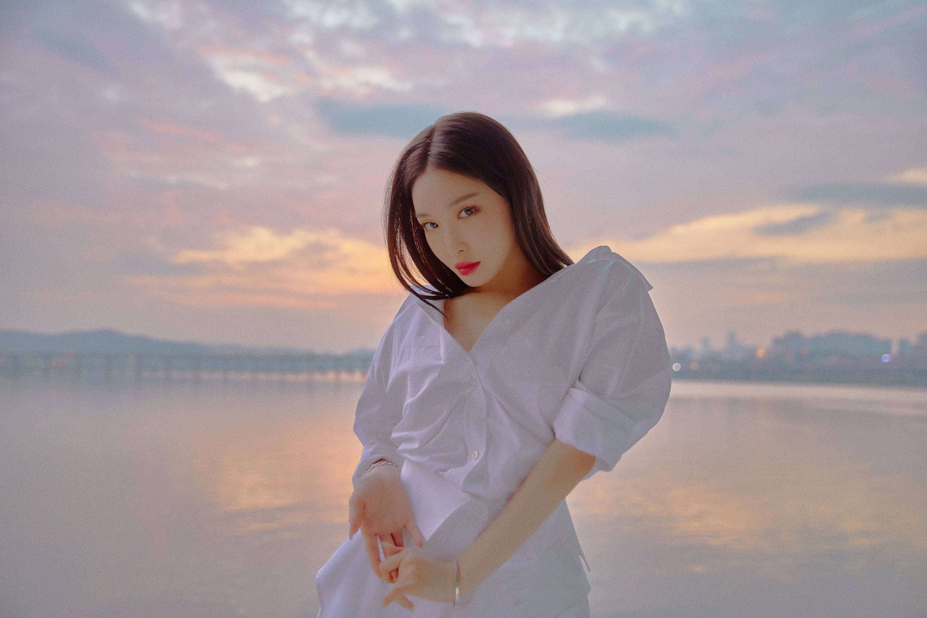 Chungha, sea, white blouse, 2K Desktop Wallpaper