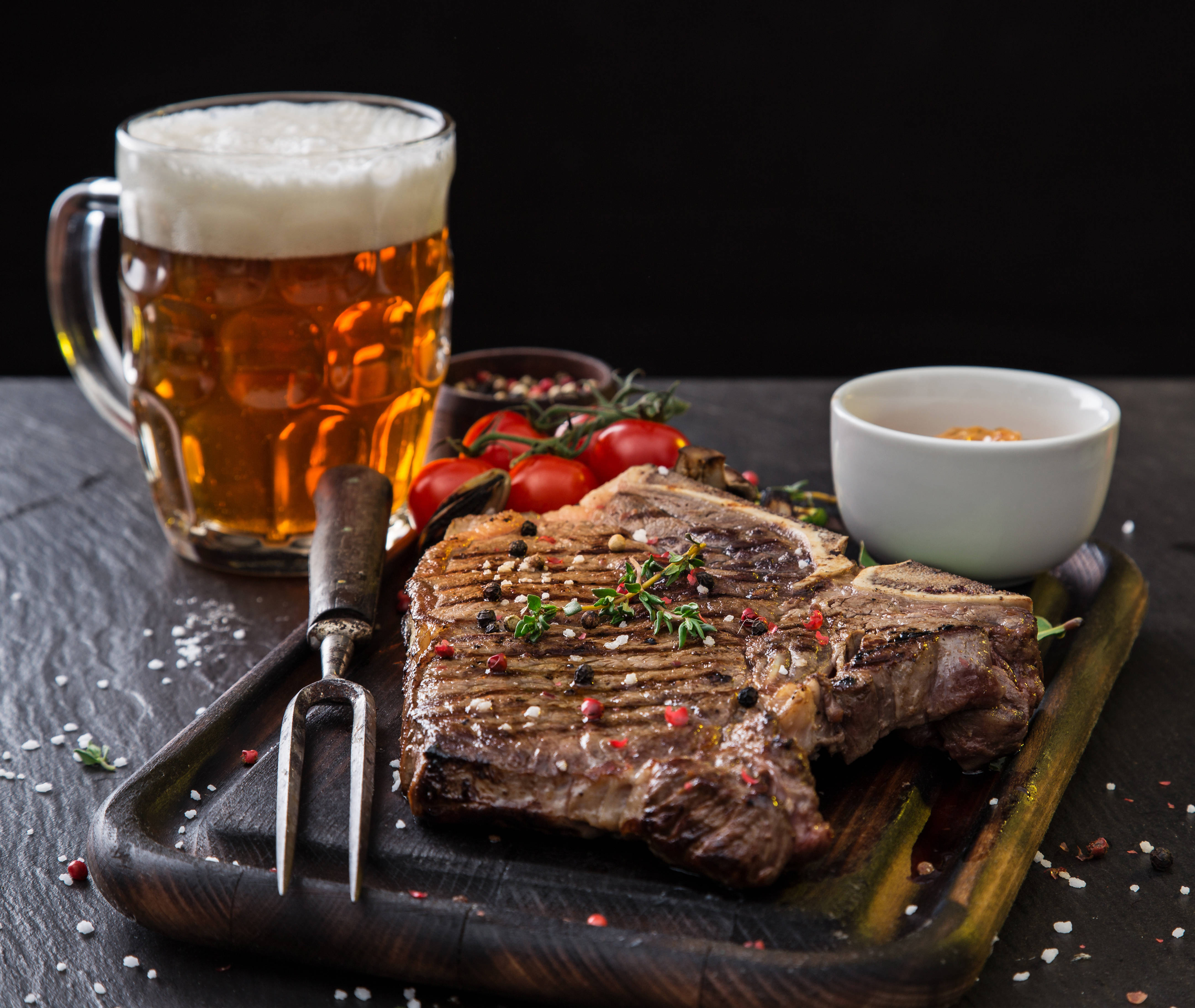 T bone steak, wooden board, frothy beer mug, 4K Desktop Wallpaper