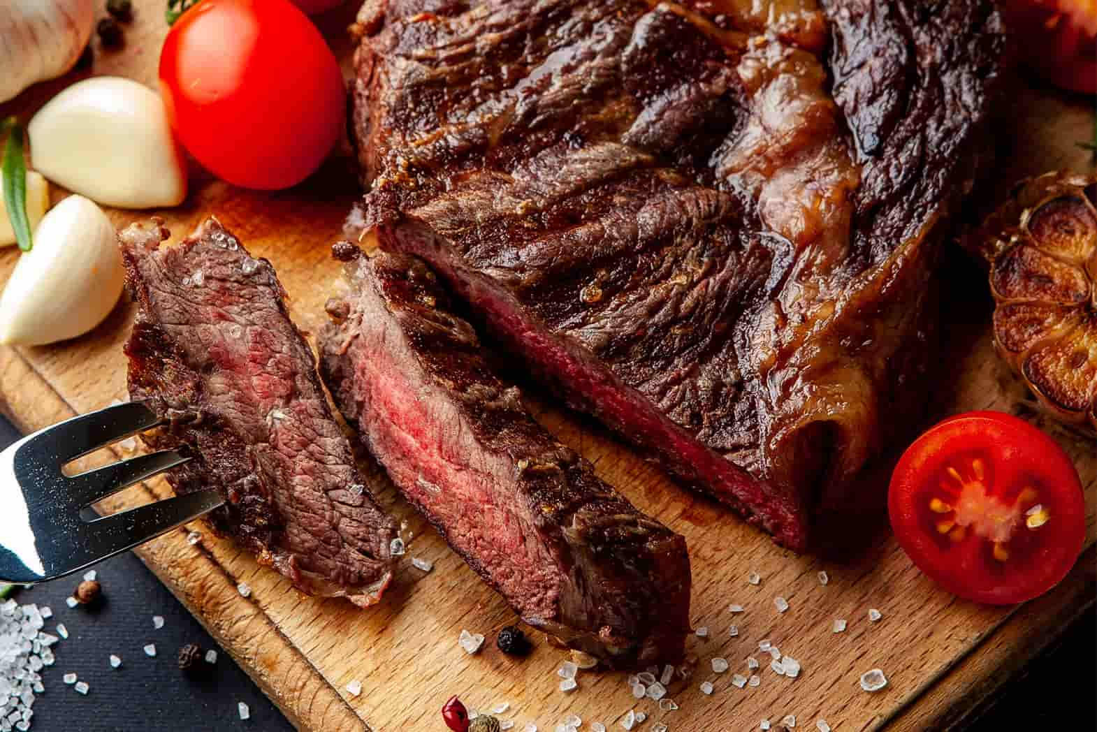 Churrasco, wooden board, medium-rare steak, HD Desktop Wallpaper