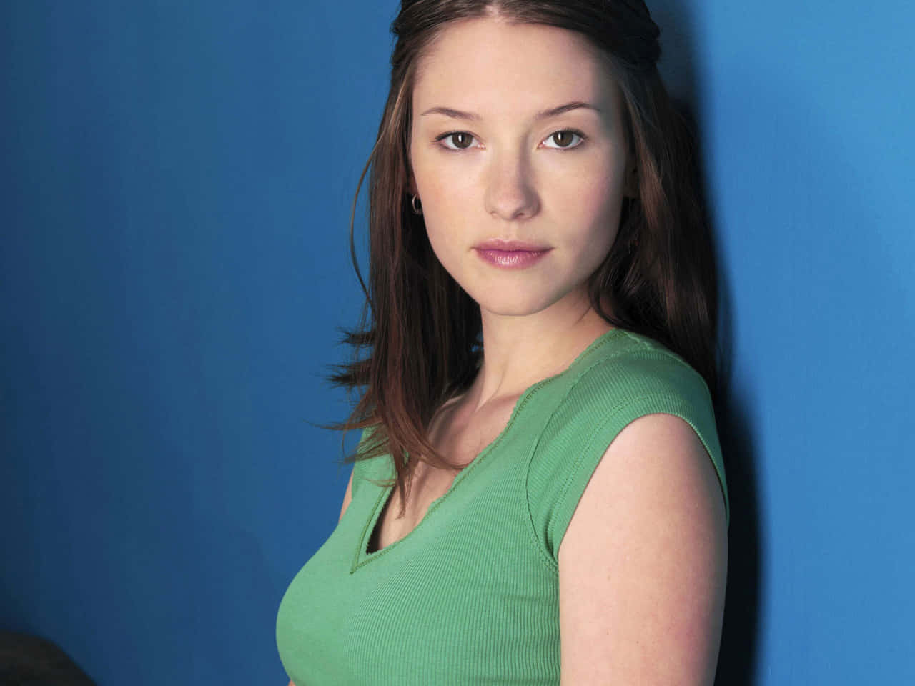 Chyler Leigh, green top, solid blue wall, HD Desktop Wallpaper
