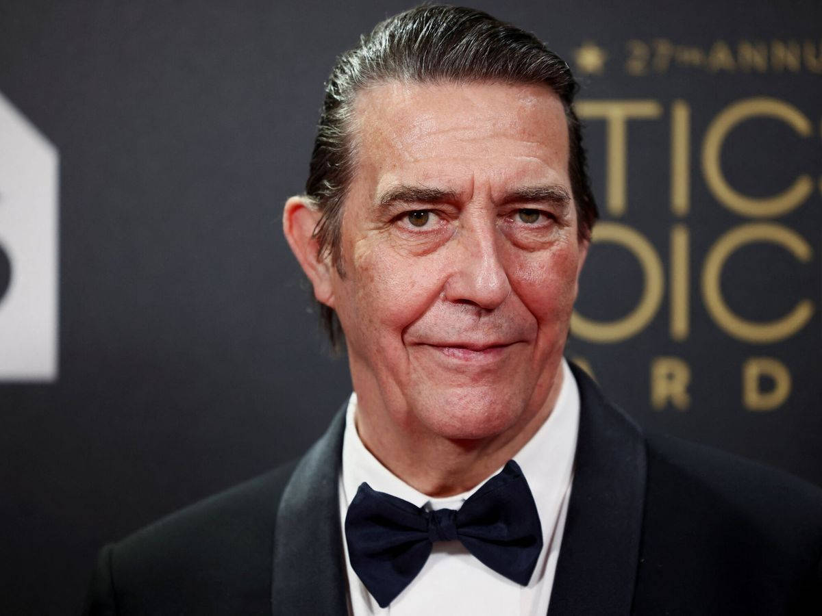 Ciarán Hinds, black tuxedo, bowtie, SD Desktop Wallpaper