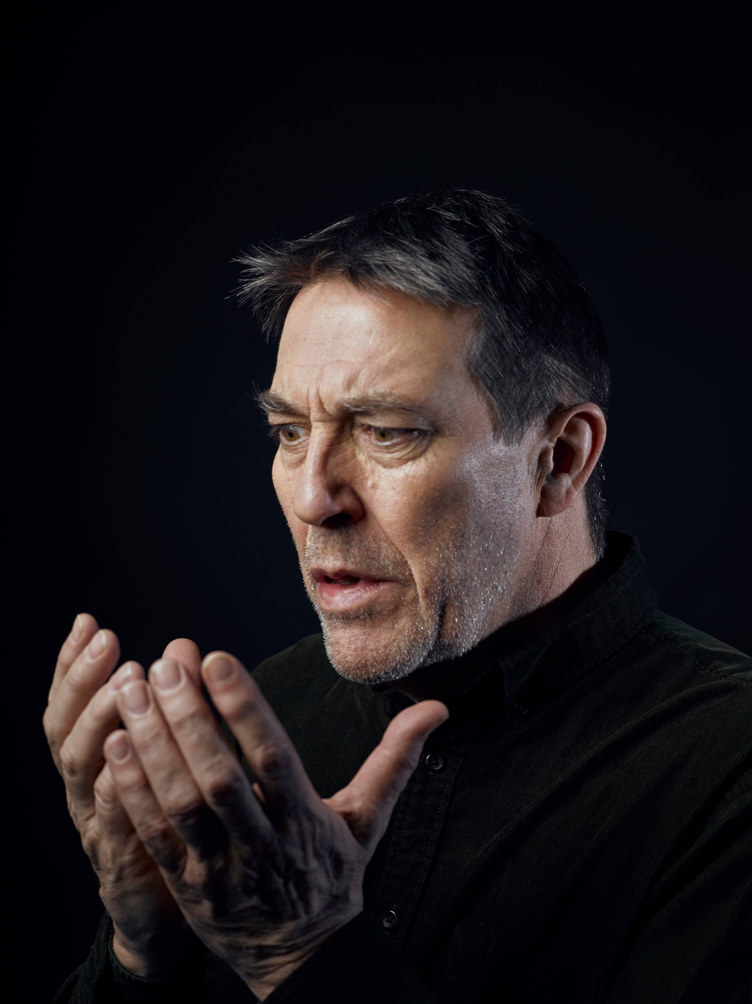 Ciarán Hinds, black shirt, dark background, Full HD Phone Wallpaper