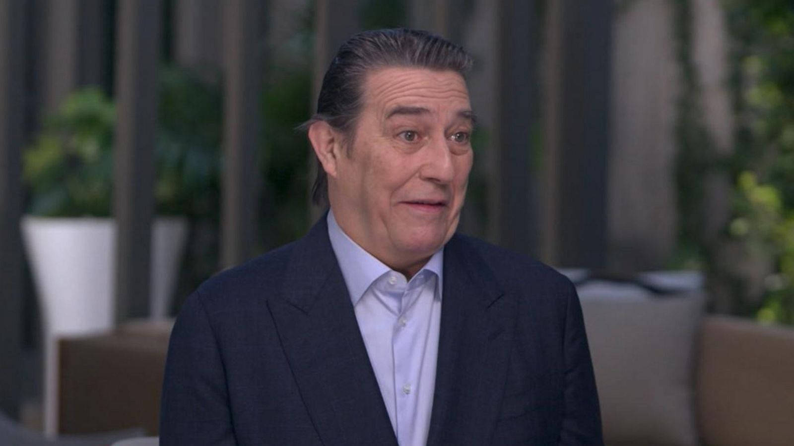 Ciarán Hinds, red carpet, dark suit, HD Desktop Wallpaper
