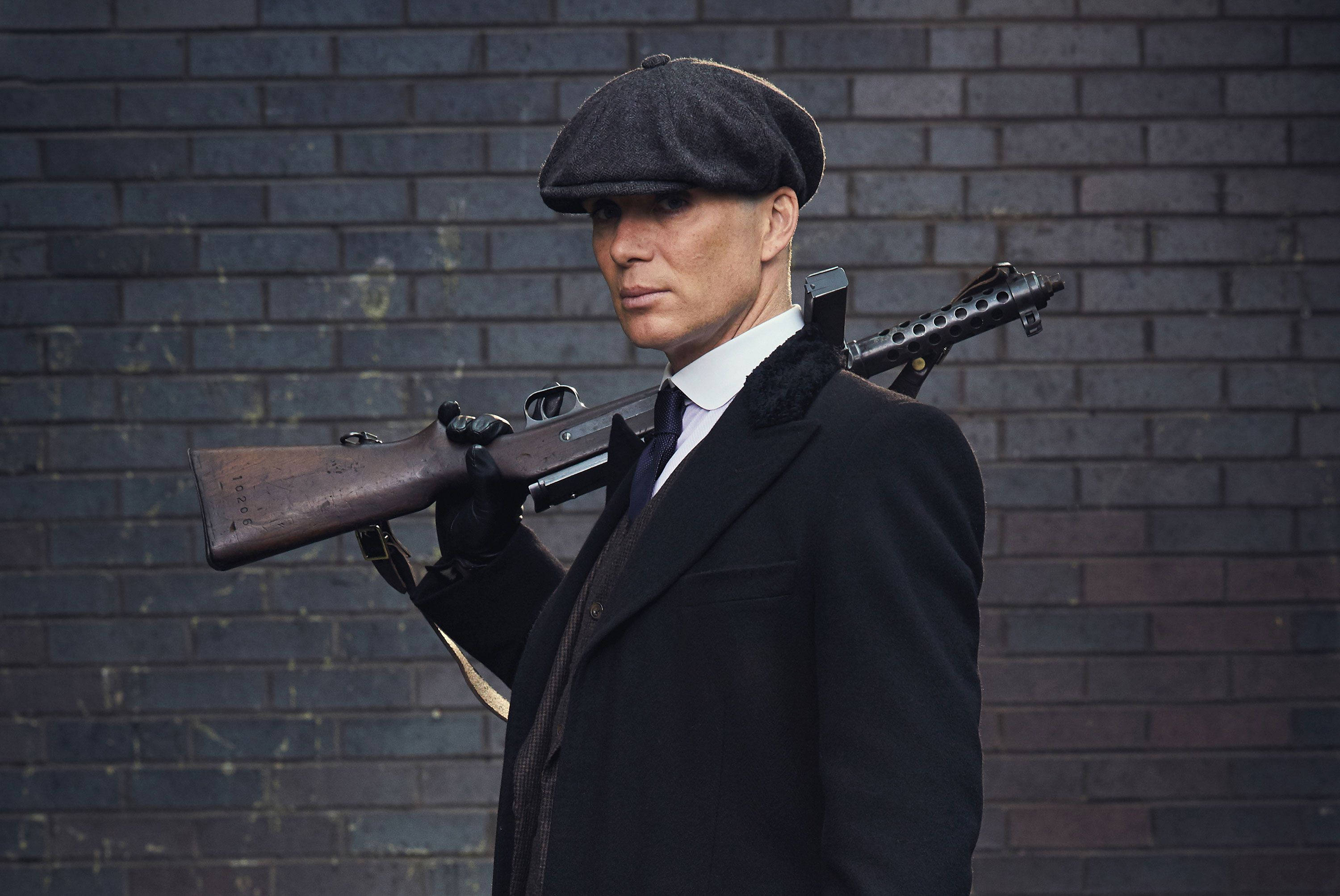 Cillian Murphy, vintage submachine gun, dark coat, 2K Desktop Wallpaper