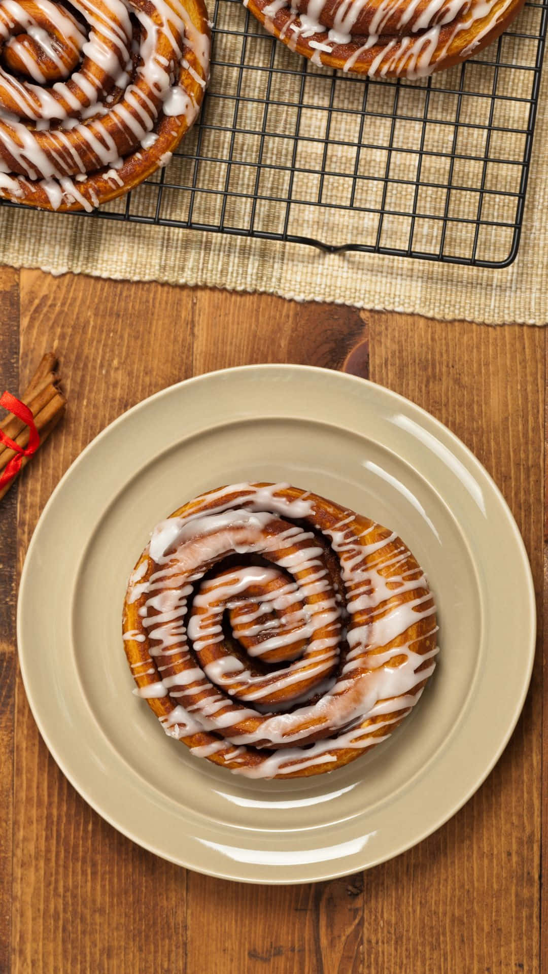cinnamon roll, icing drizzle, plate, Full HD Phone Wallpaper