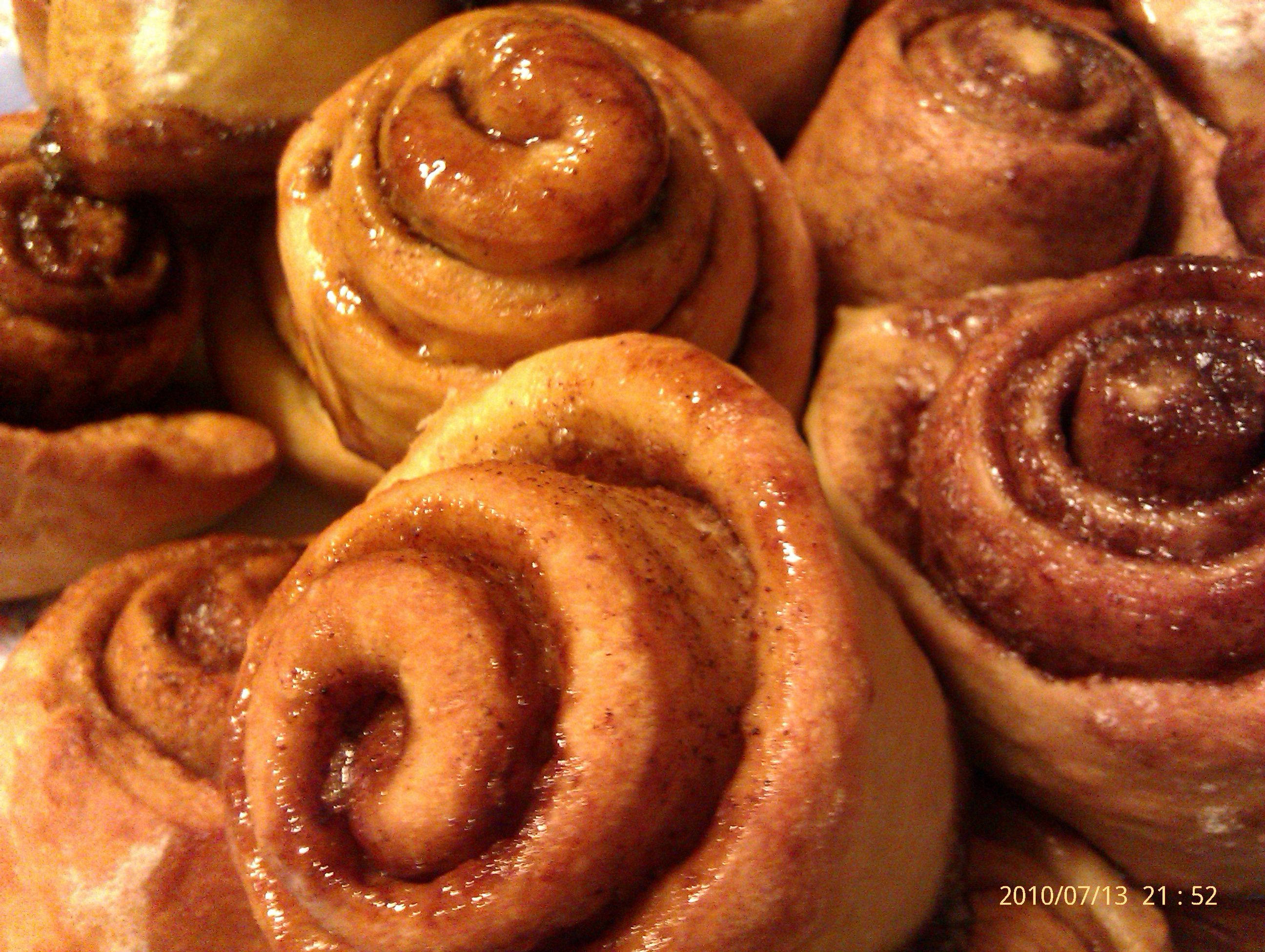 cinnamon buns, golden brown, sugar glaze, 2K Desktop Wallpaper