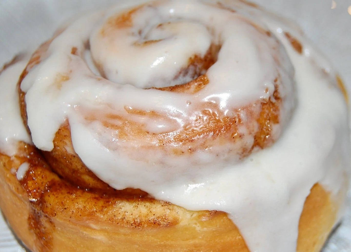 cinnamon roll, golden-brown, creamy white icing, HD Desktop Wallpaper