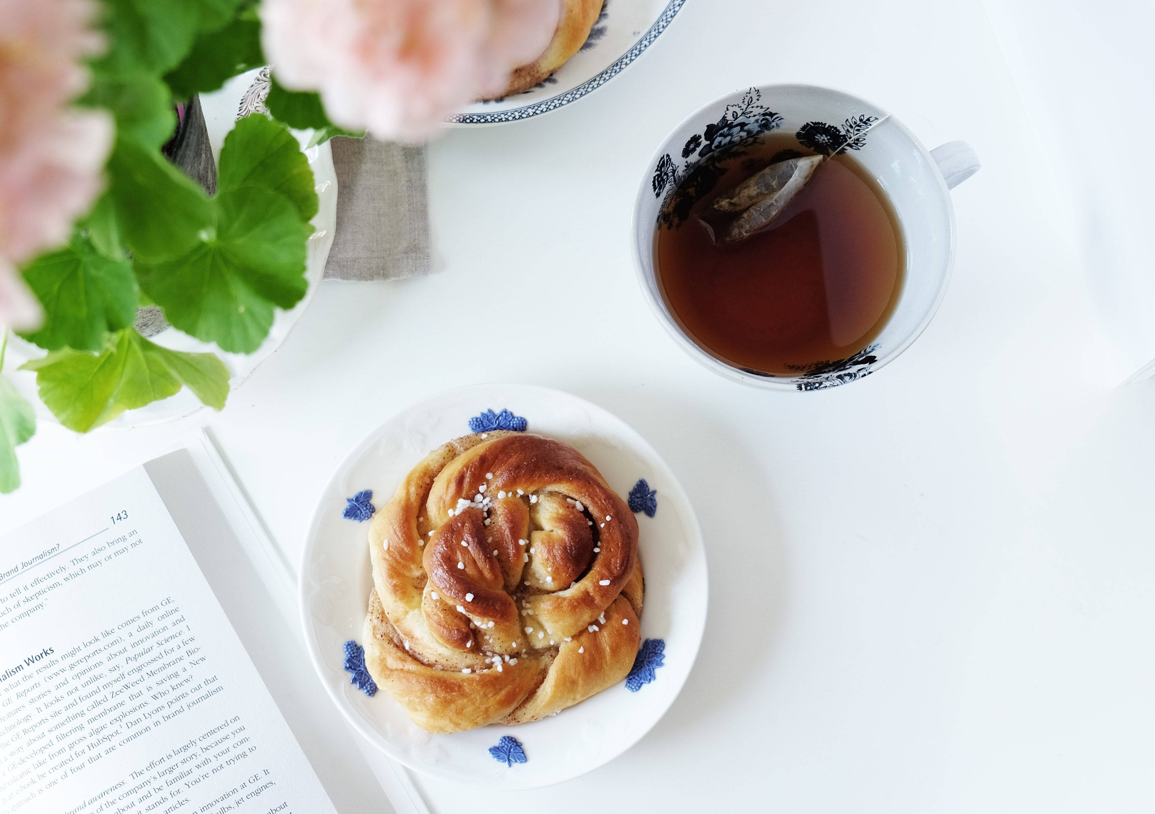 cinnamon bun, afternoon tea, golden braided pastry, 4K Desktop Wallpaper
