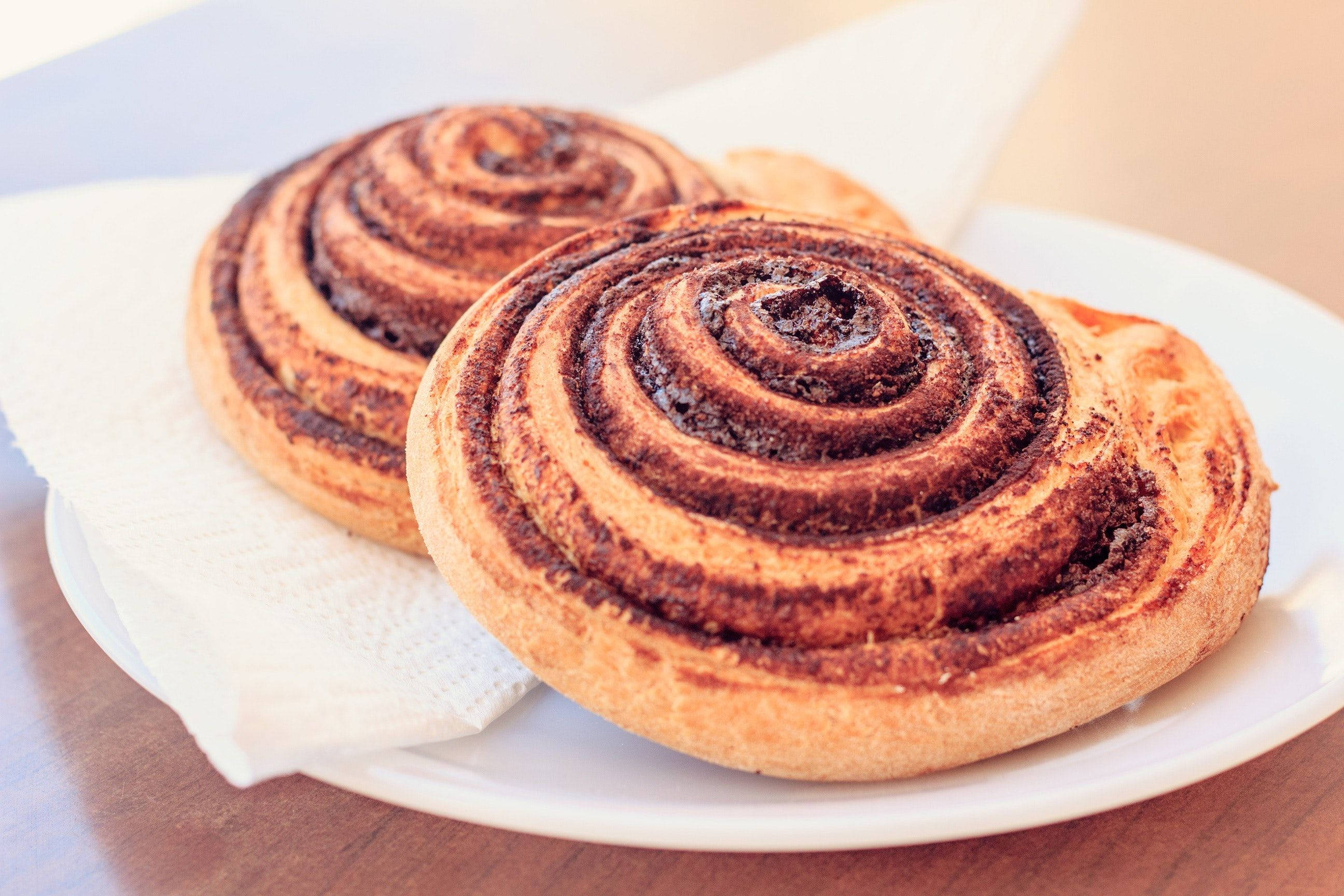 cinnamon rolls, golden-brown, dark swirls, 2K Desktop Wallpaper