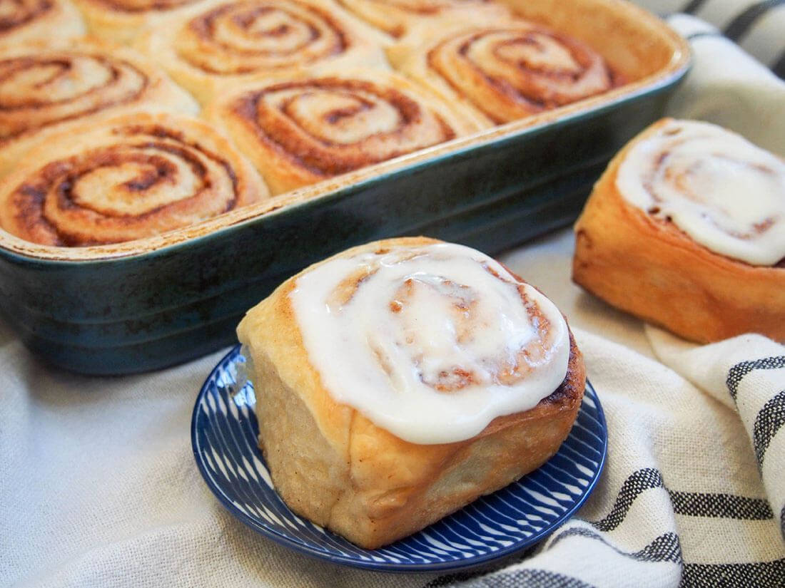 cinnamon bun, creamy white icing, blue patterned plate, SD Desktop Wallpaper