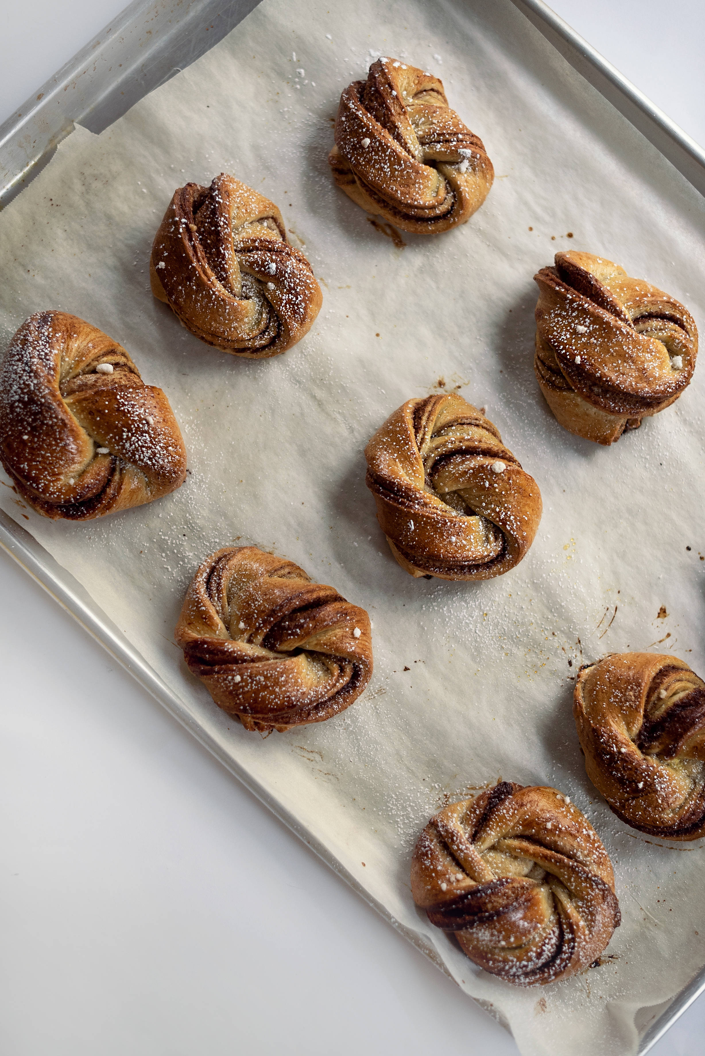 baked cinnamon rolls pastry, golden brown, twisted pastries, 2K Phone Wallpaper