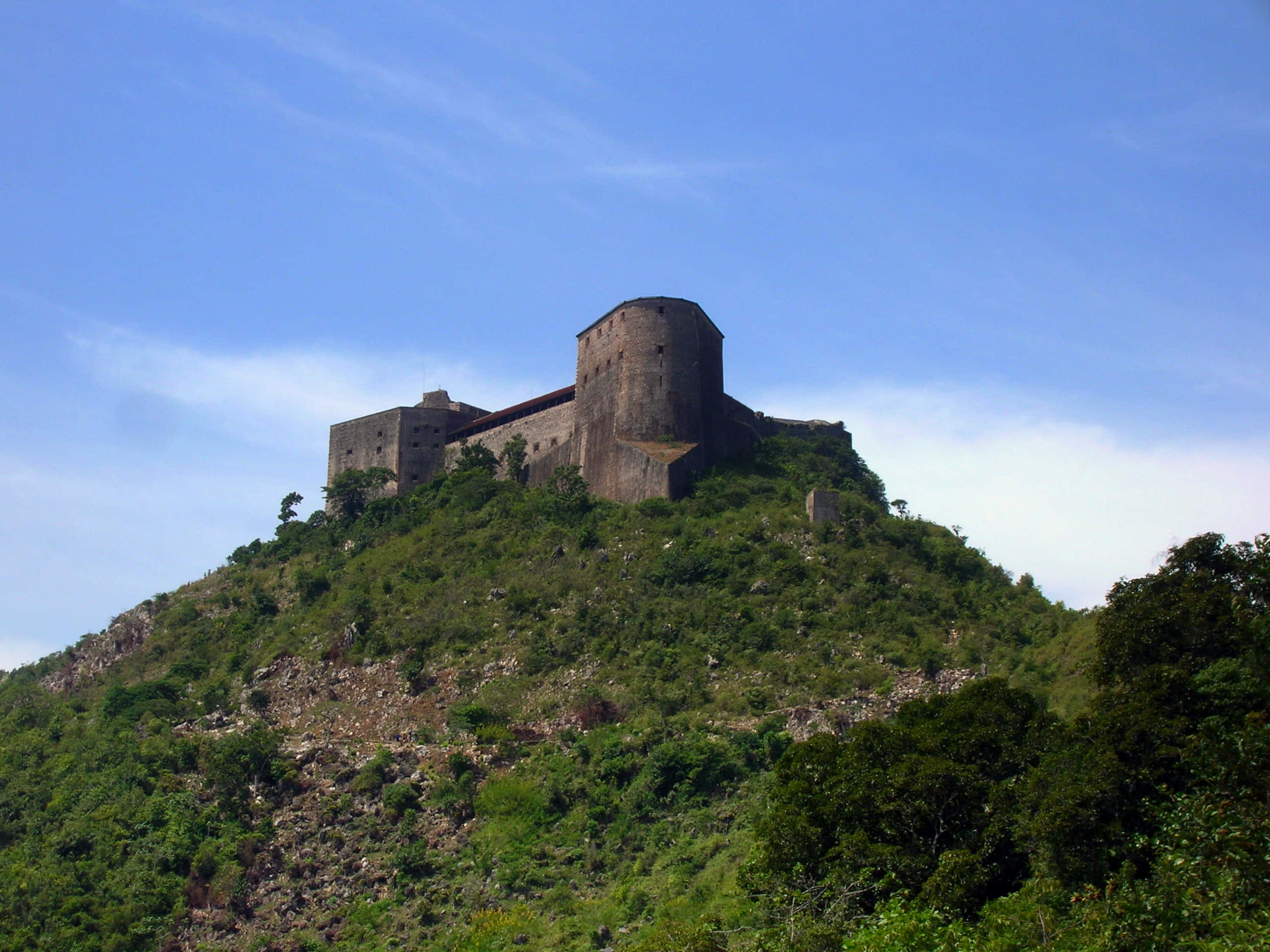 Citadelle Laferriere, blue sky, lush green hill, 2K Desktop Wallpaper