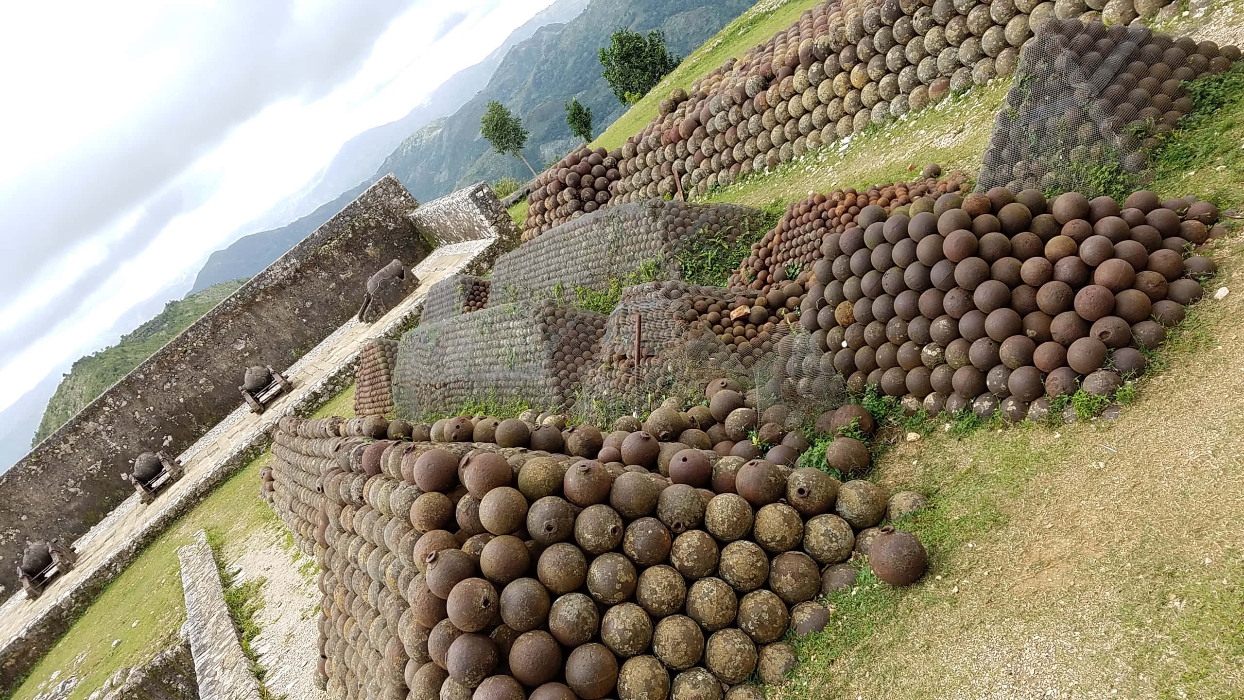 Citadelle Laferriere, cannonballs, grassy slopes, 2K Desktop Wallpaper