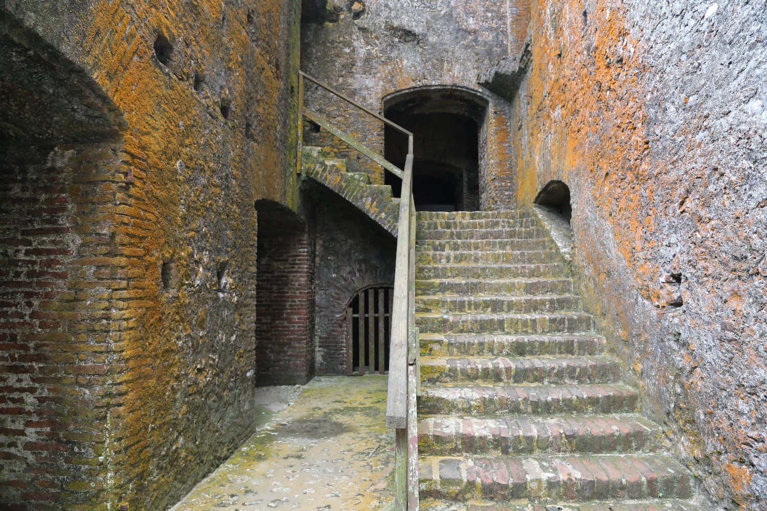 Citadelle Laferriere, mossy brick fortress passage, arched doorways, HD Desktop Wallpaper