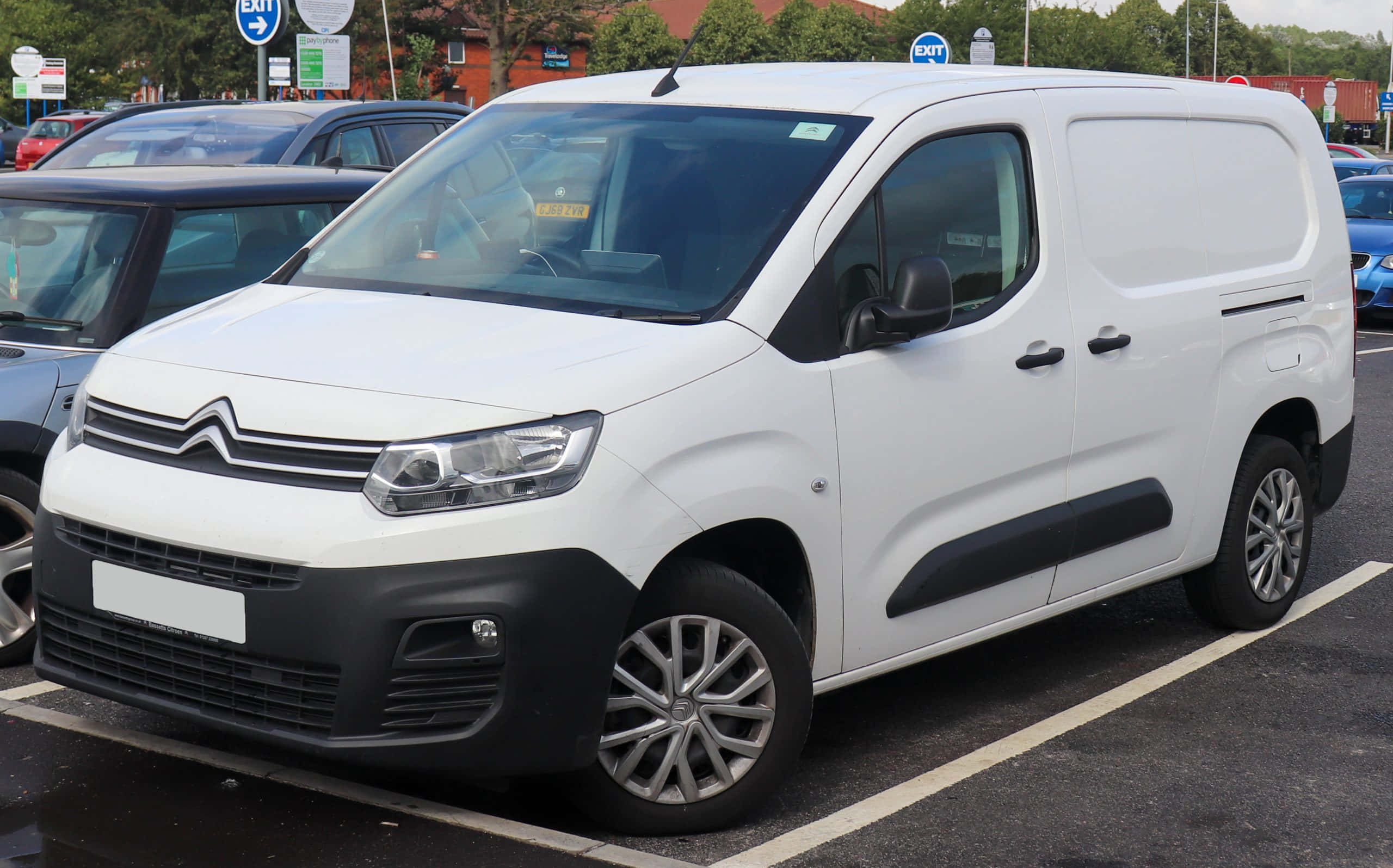 Citroen Berlingo, white, wet asphalt lot, 2K Desktop Wallpaper
