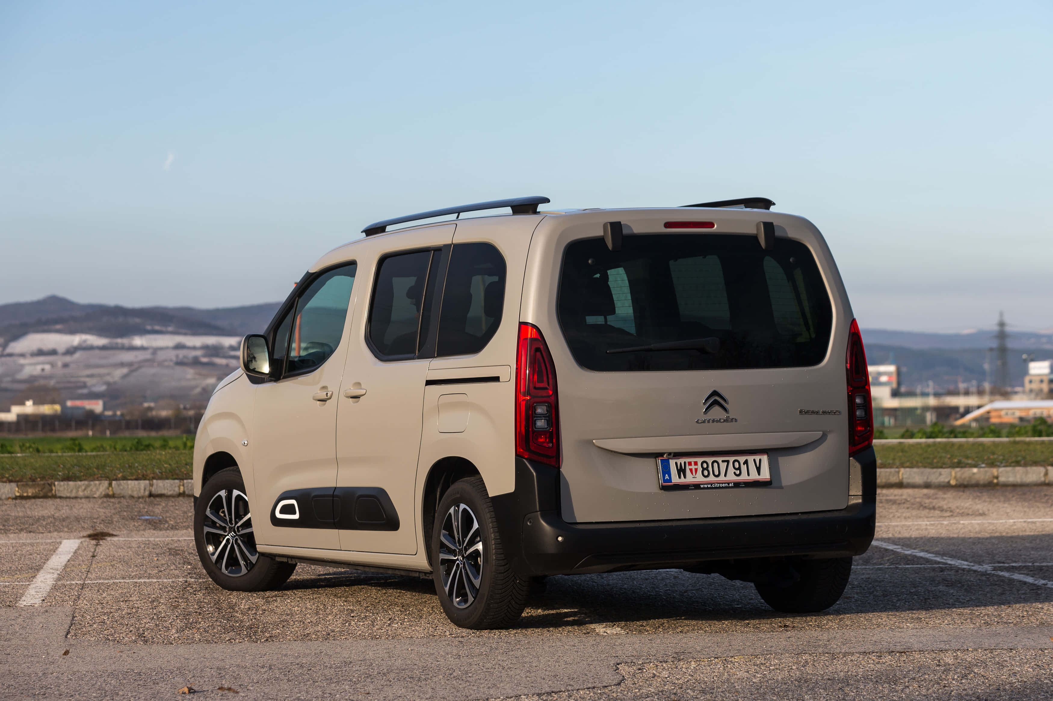 Citroen Berlingo, beige, cracked asphalt lot, 2K Desktop Wallpaper