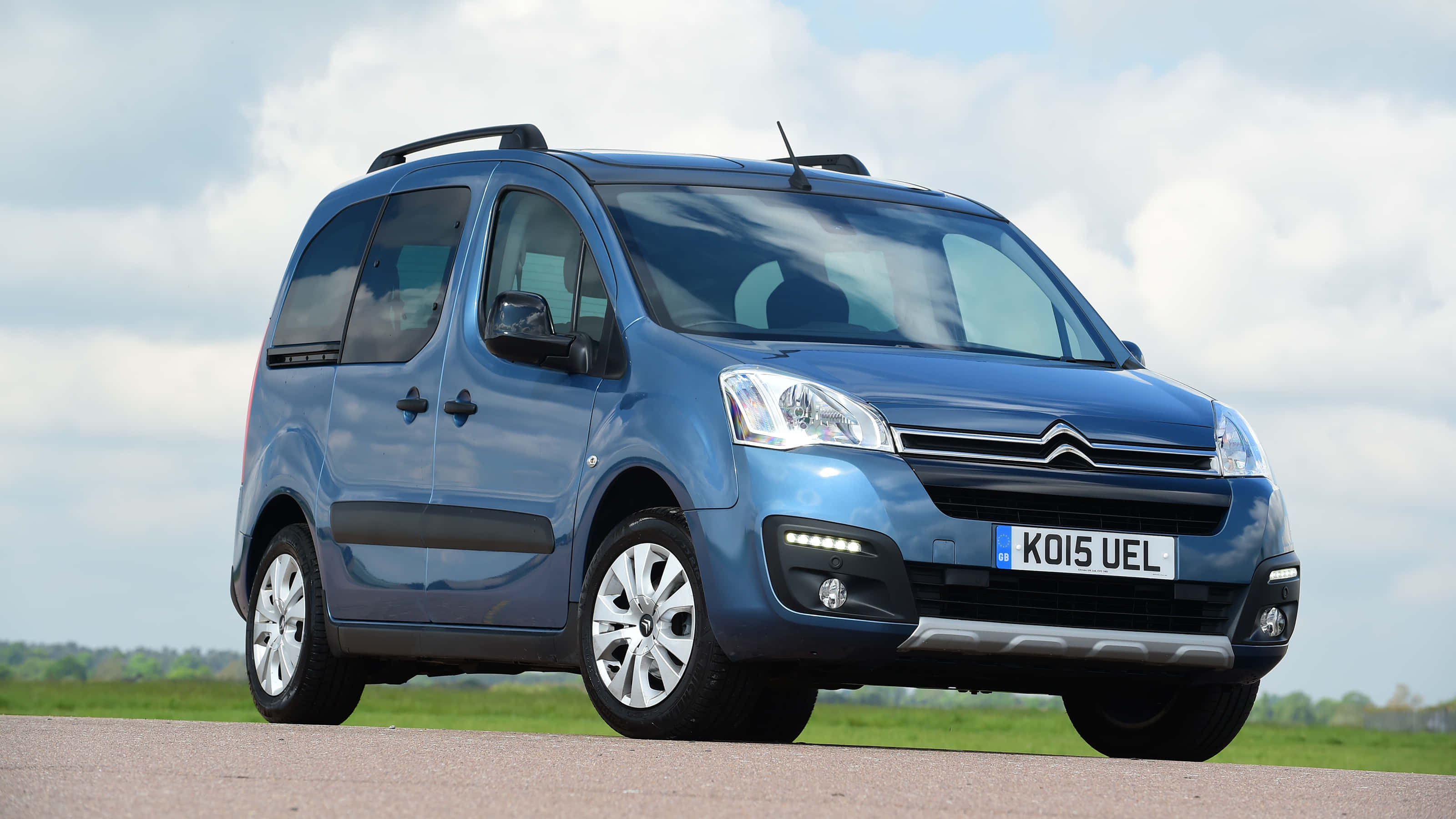 Citroen Berlingo, sleek blue, asphalt road, 2K Desktop Wallpaper