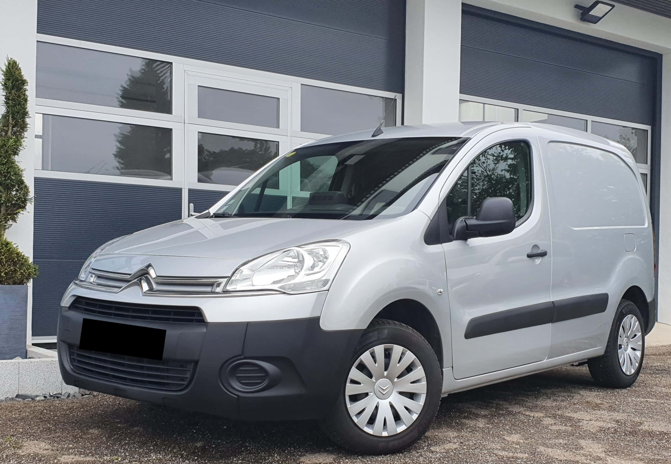 Citroen Berlingo, sleek silver, modern building, 2K Desktop Wallpaper
