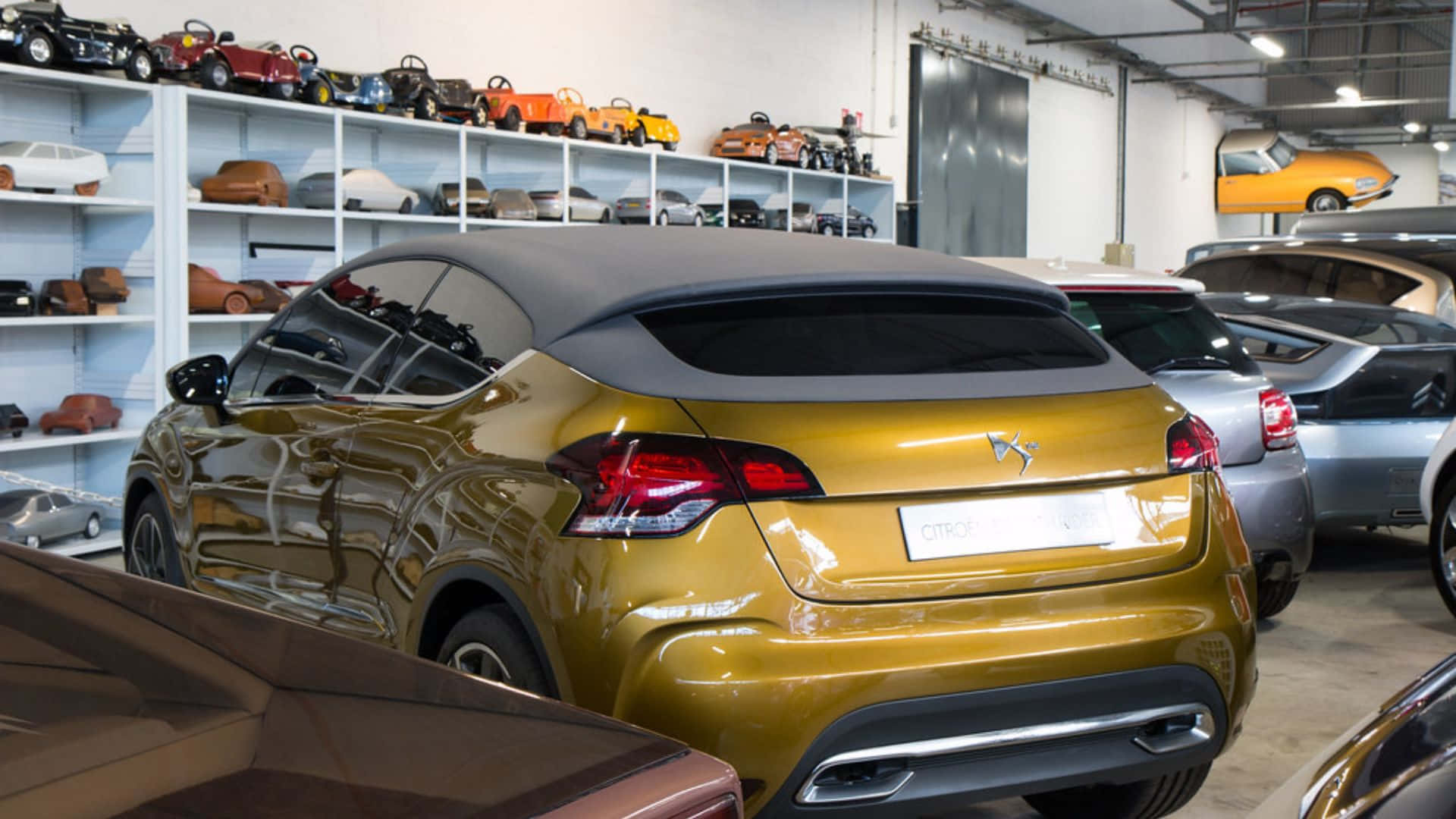 Citroen DS High Rider, glossy gold, well-lit garage, Full HD Desktop Wallpaper
