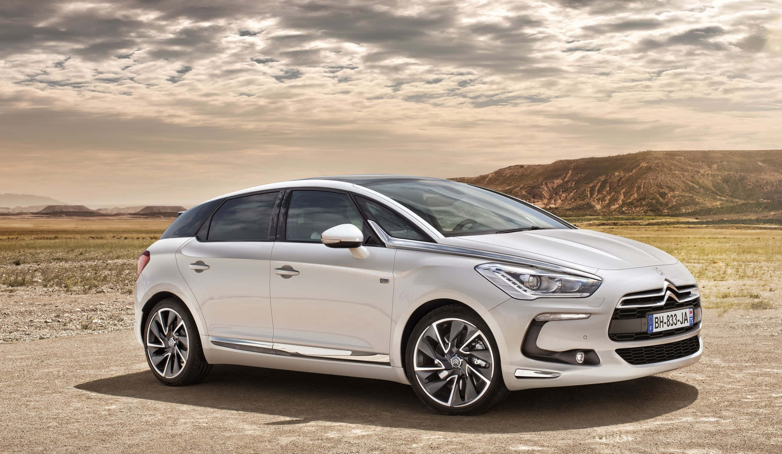Citroen DS5, sleek silver, sunlit desert plain, 2K Desktop Wallpaper