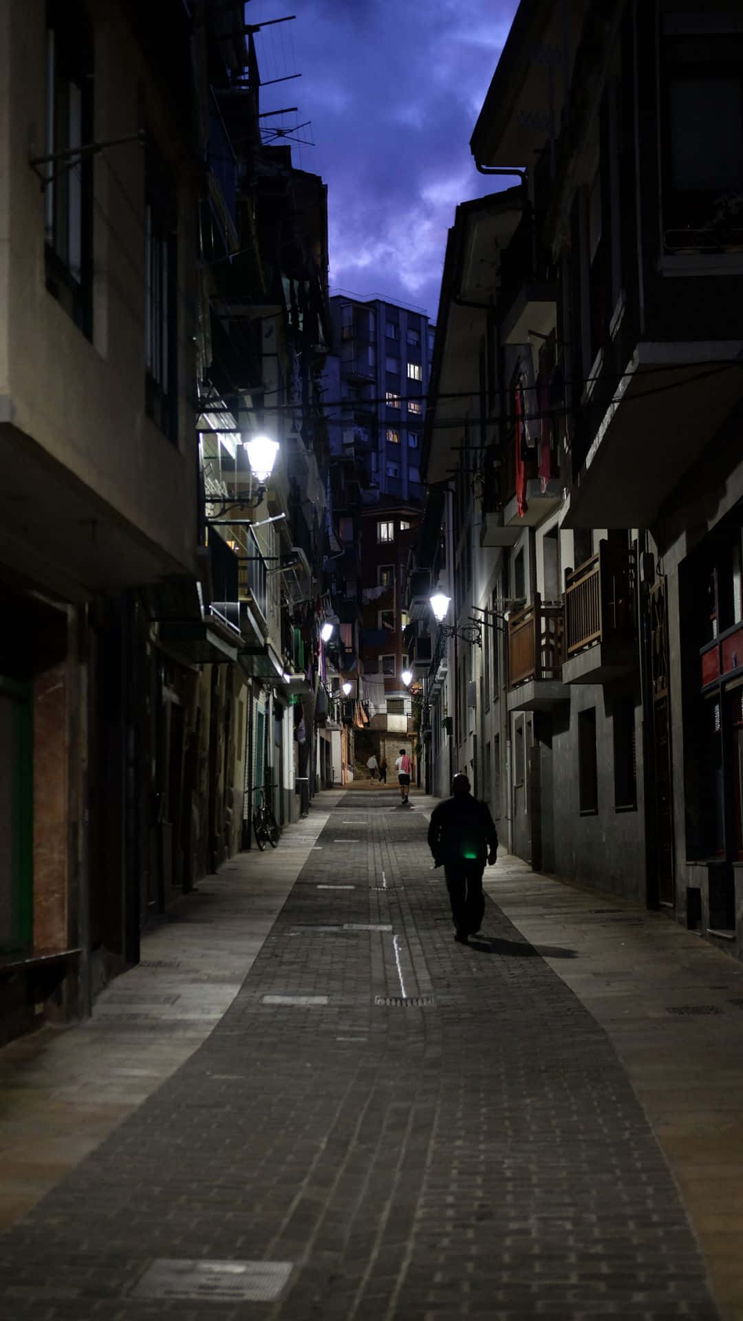 City Night Silhouette Walk, purple sky, dimly lit alleyway, Full HD Phone Wallpaper
