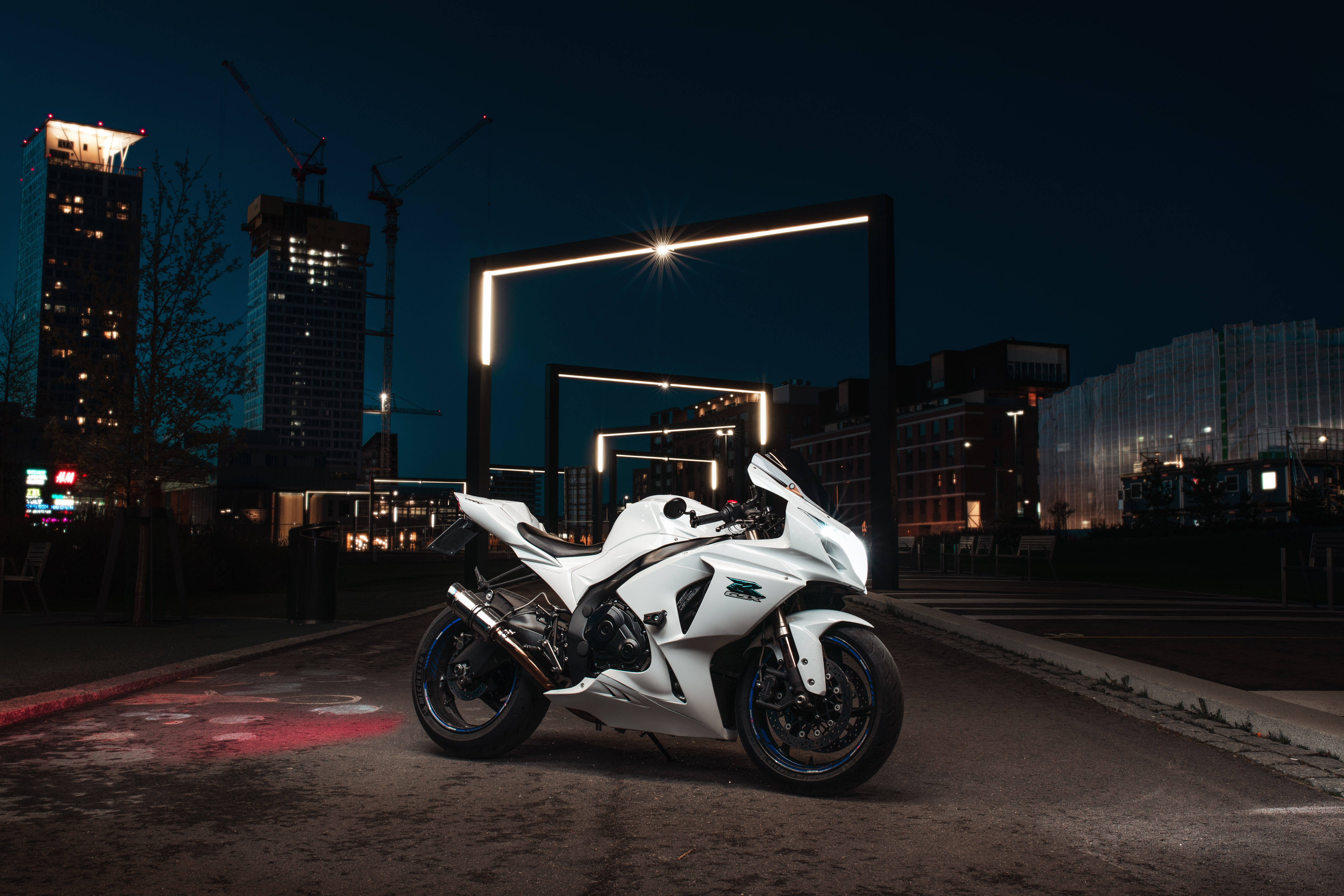 white sport motorcycle, neon lights, dark urban skyline, 5K Desktop Wallpaper