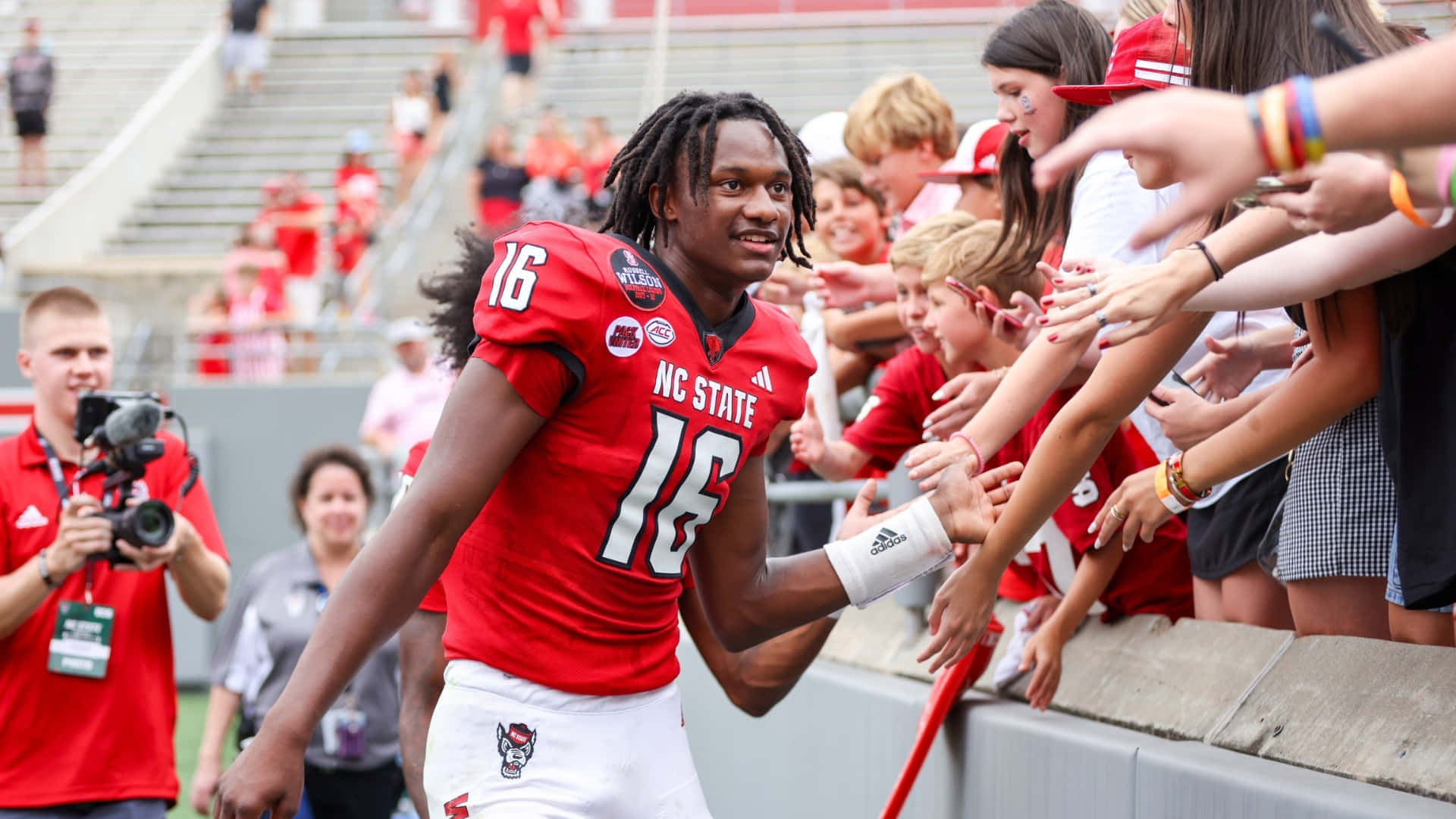 C J Bailey, NC State football player, red jersey number 16, Full HD Desktop Wallpaper