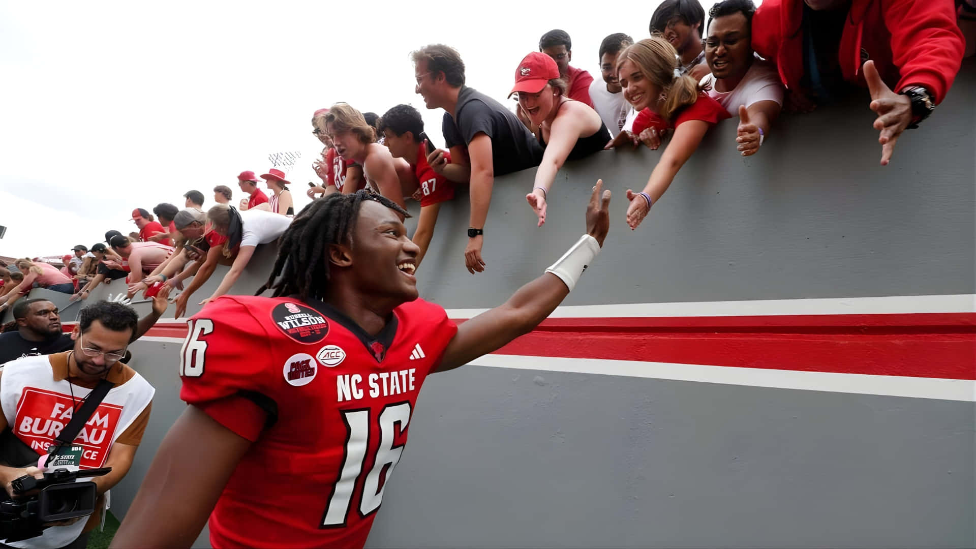 Cj Bailey, NC State football player, red jersey number 16, Full HD Desktop Wallpaper