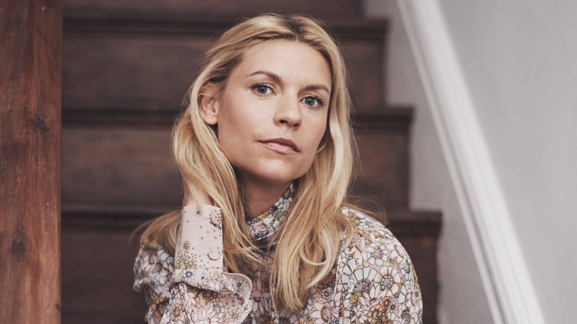 Claire Danes, floral blouse, wooden staircase, Full HD Desktop Wallpaper