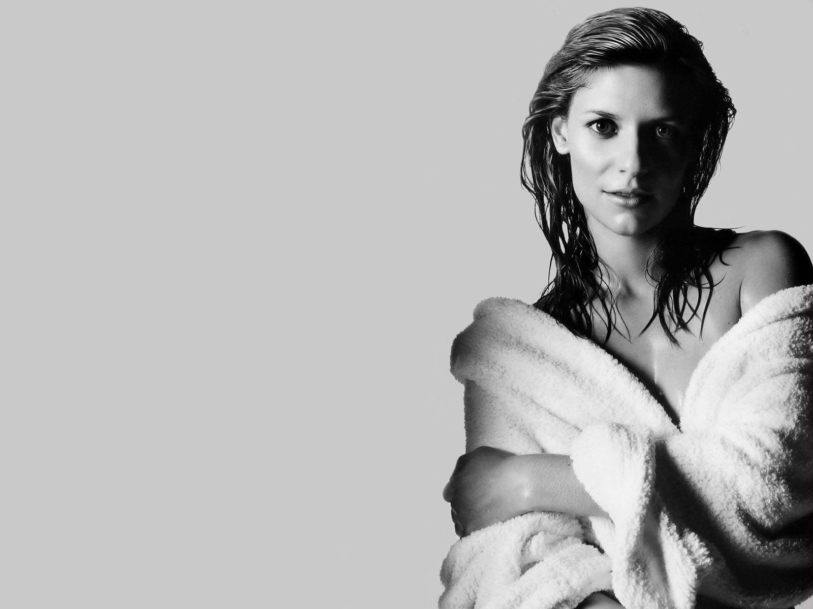 Claire Danes, wet look, fluffy towel, HD Desktop Wallpaper
