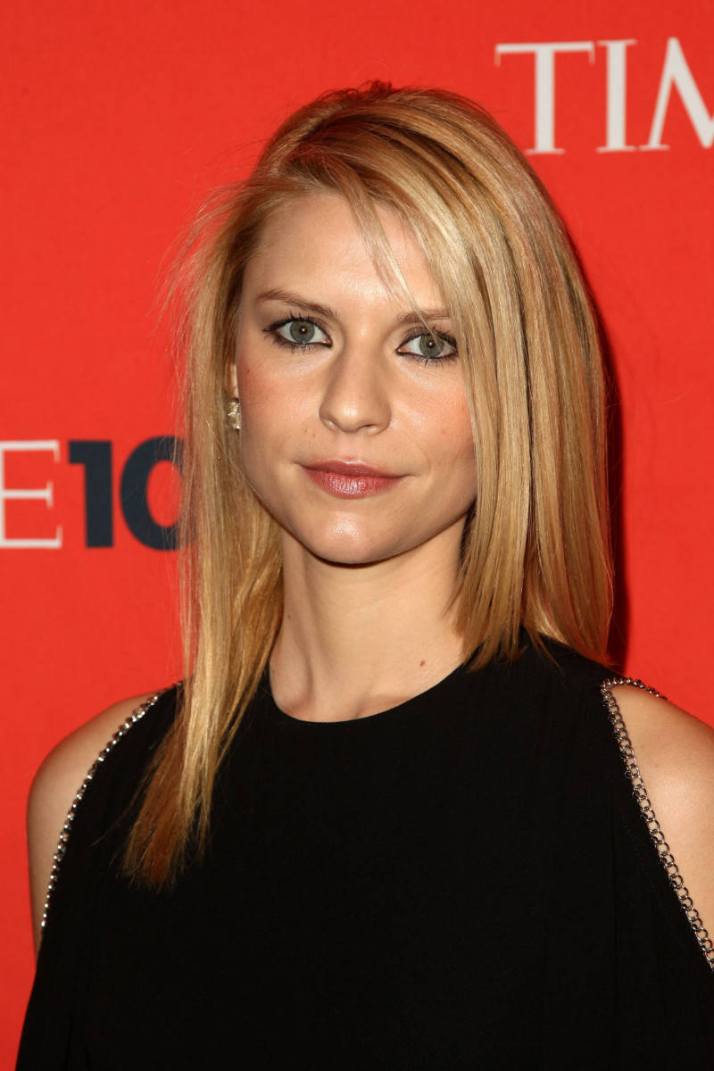 Claire Danes, black dress, red TIME magazine backdrop, SD Phone Wallpaper
