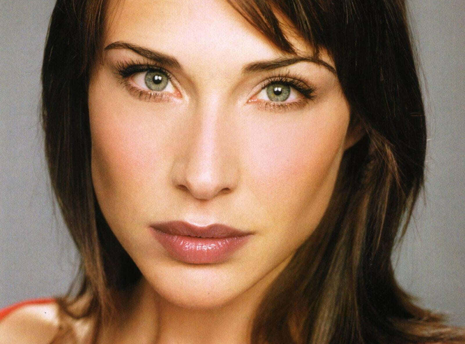 Claire Forlani, black dress, striking green eyes, HD Desktop Wallpaper