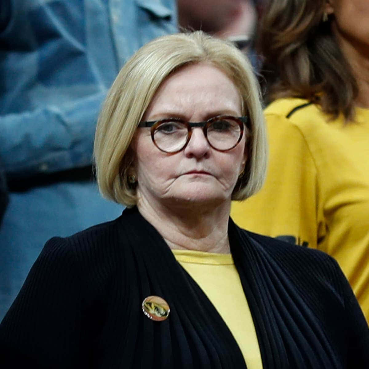 Claire Mccaskill, blonde bob, round glasses, SD Desktop Wallpaper